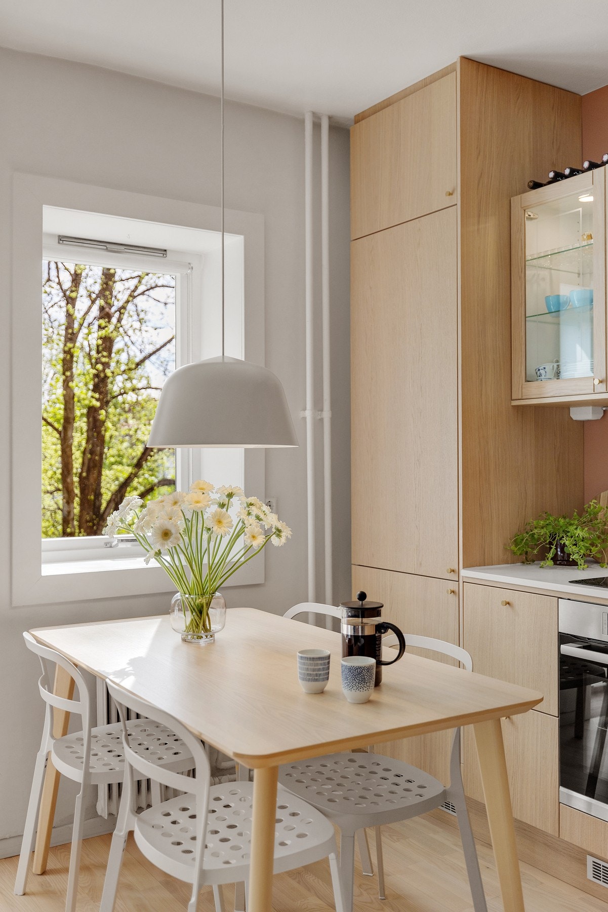 Kjøkkenet inneholder Integrert kjøleskap, oppvaskmaskin, stekeovn og nedfelt platetopp. Galleribilde