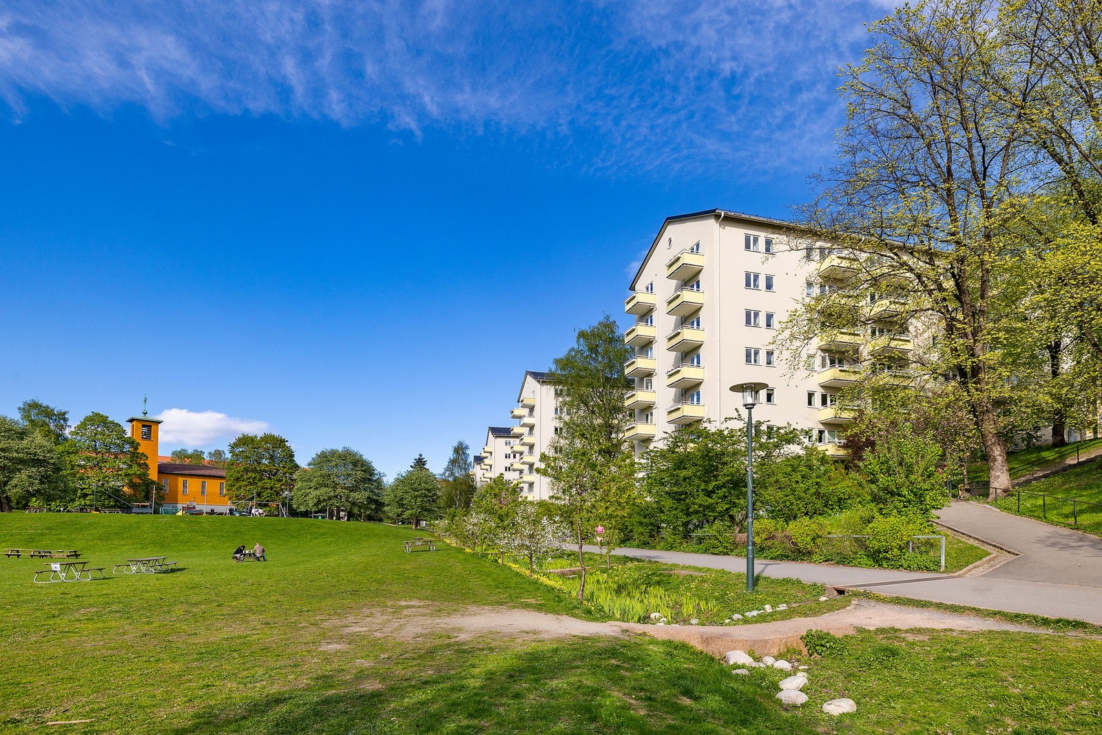 Flere utdanningsinstitusjoner som OsloMet, UiO (Blindern), BI i Nydalen osv... er alle godt innenfor rekkevidde. Galleribilde