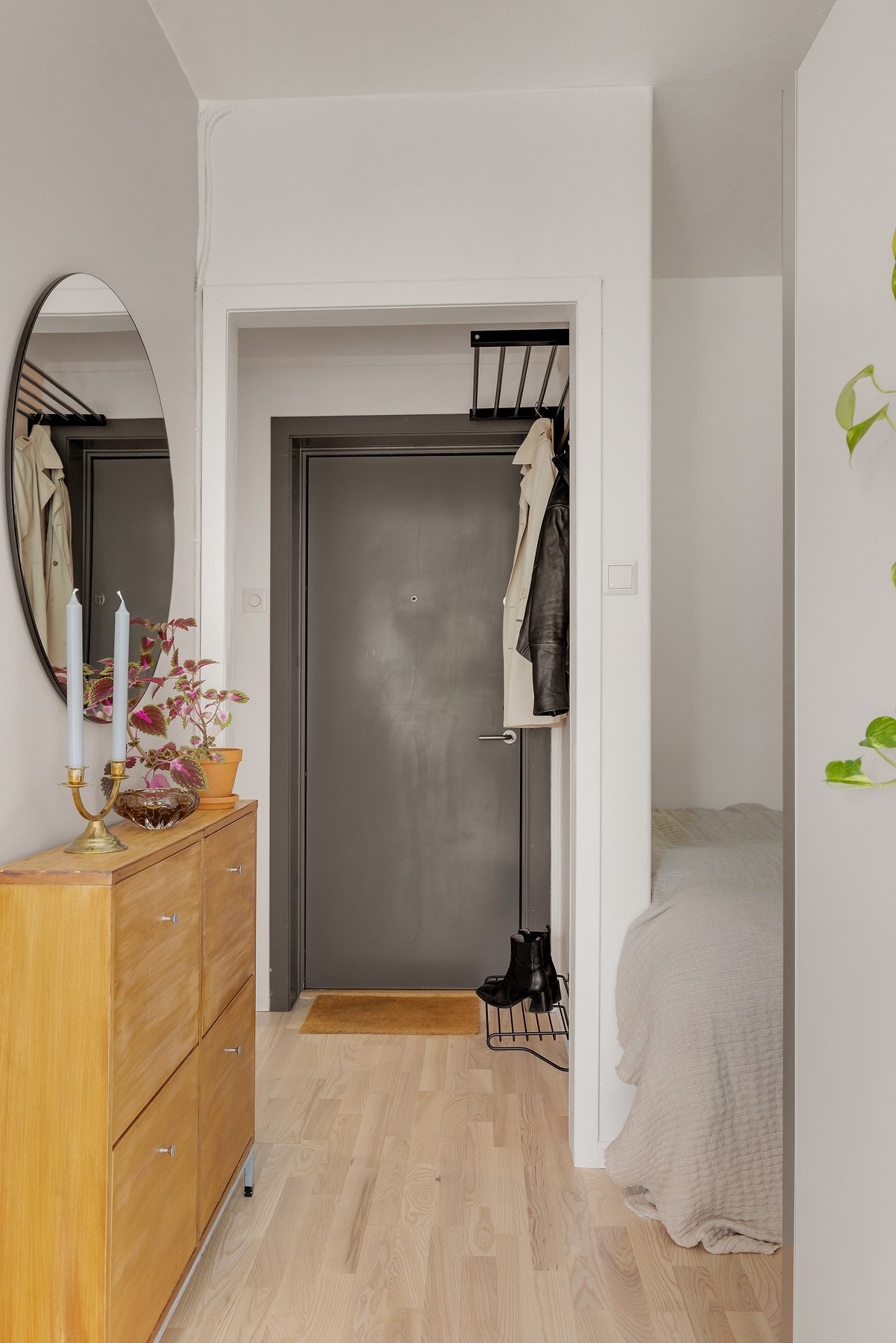 Når du kommer inn døren får du et flott førsteinntrykk med en innbydende og lys entré med flott gulv belagt i parkett. Galleribilde