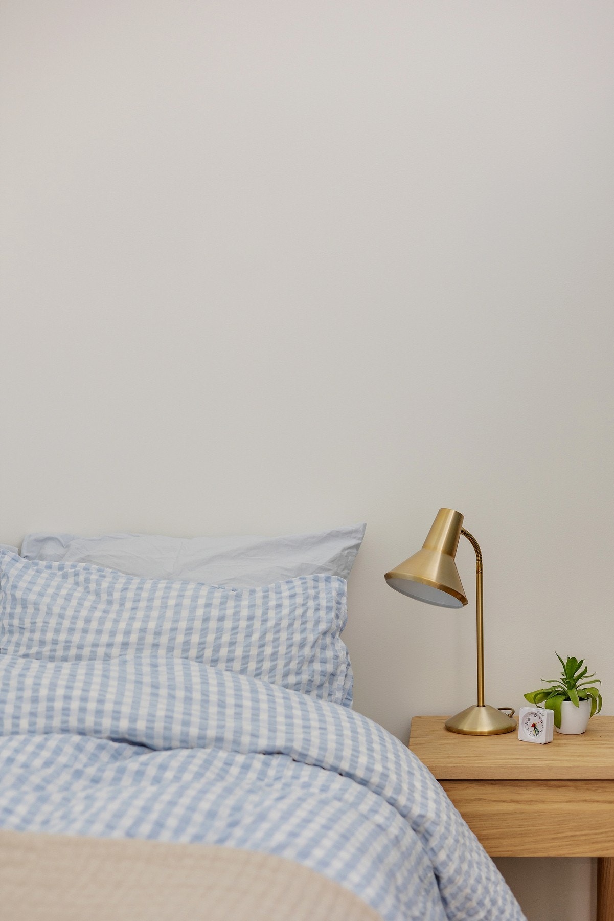 I hjørnet av stuen er det en sovealkove. her er det og et stort garderobeskap ved siden av sengen. Galleribilde