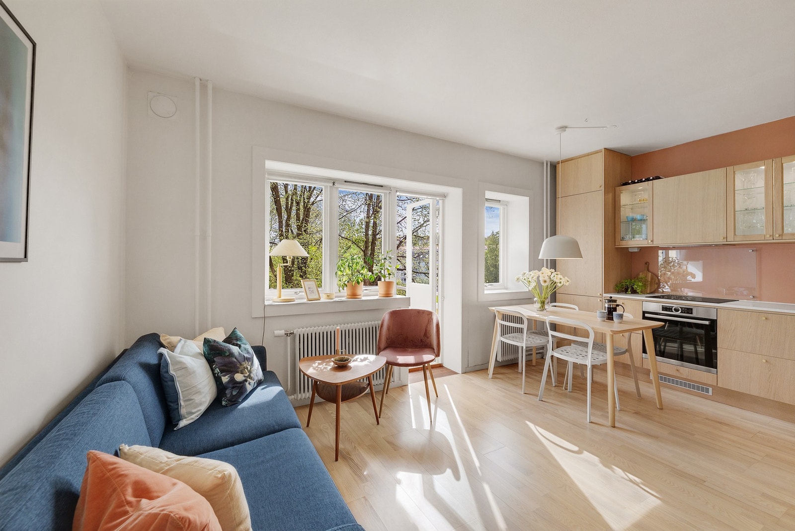 Innredningen har glatte fronter og benkeplater av kvarts. Galleribilde