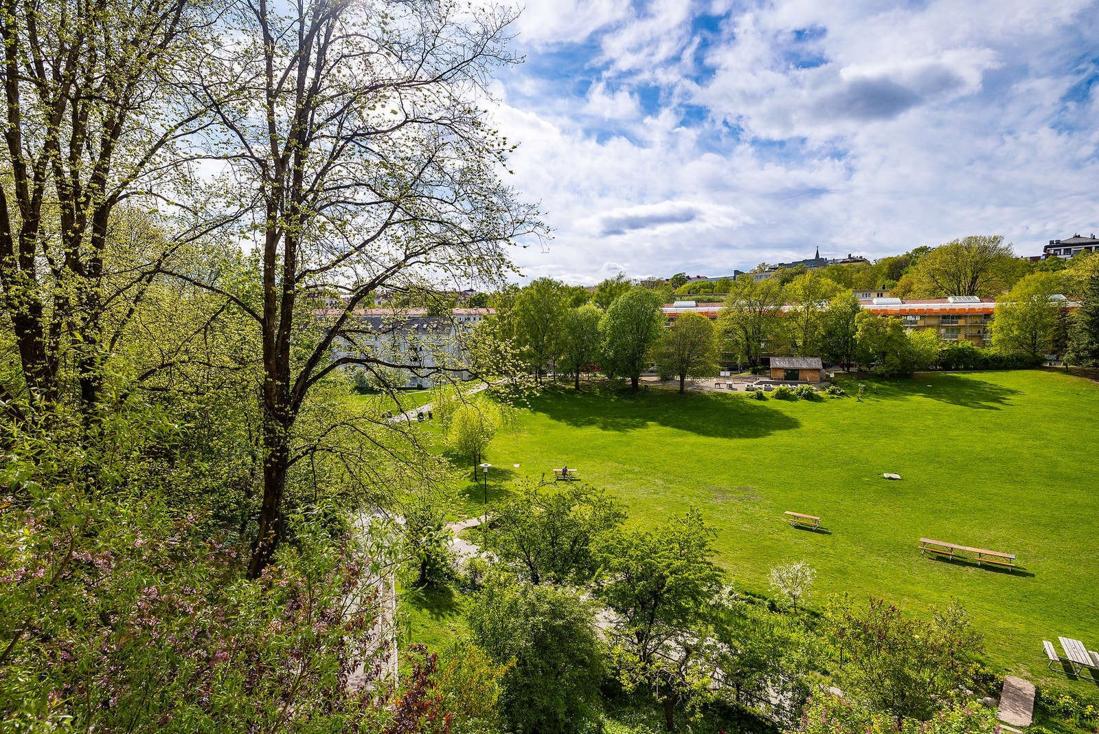 Balkongen har fin utsikt mot rolig park med stort grøntområde, og ligger i byggets 3. etasje. Galleribilde