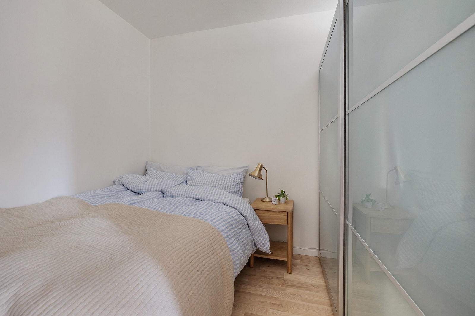 Garderobeskapet sørger for praktiske oppbevaringsmuligheter. Galleribilde