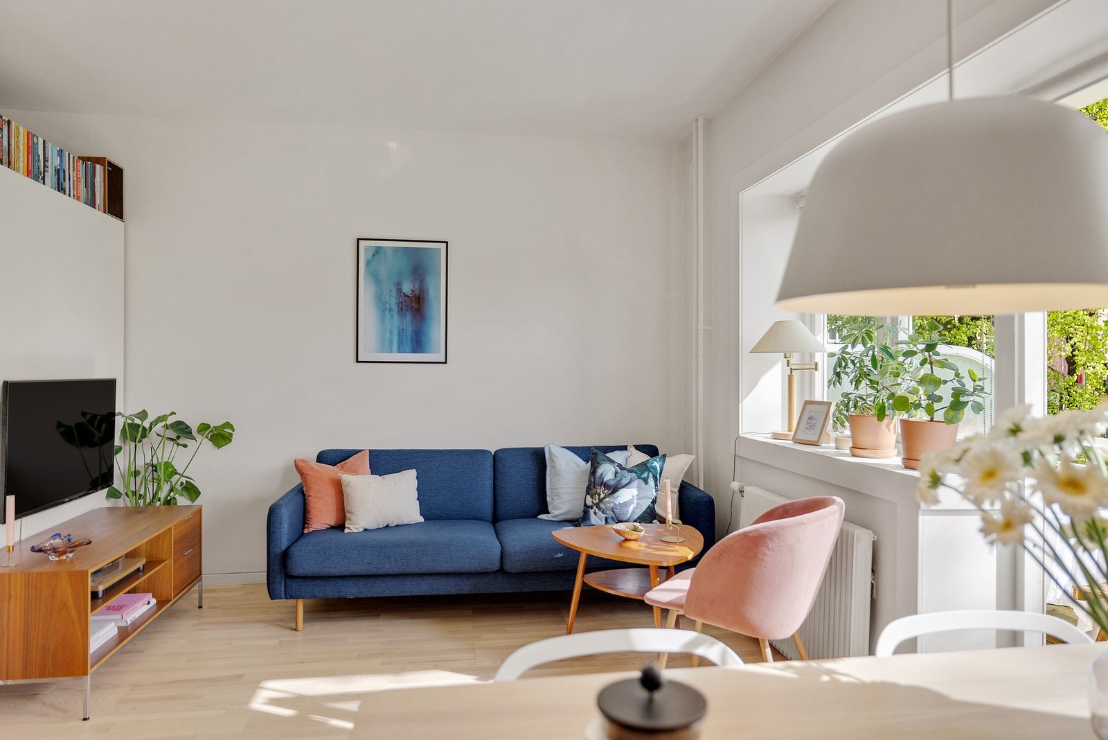 Med sin romslige utforming gir den gode muligheter for å innrede i ulike soner, perfekt for både sofagruppe og spiseplass. Galleribilde