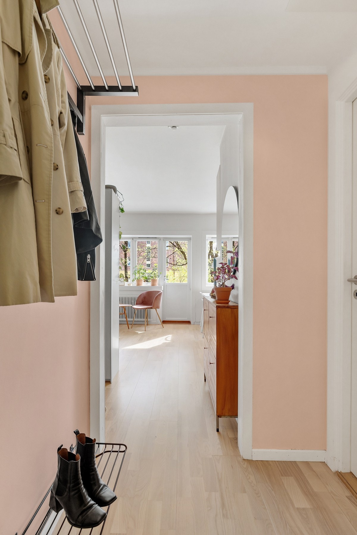 Entréen har gode oppbevaringsmuligheter for oppheng av klær og for å sette fra seg sko. Galleribilde