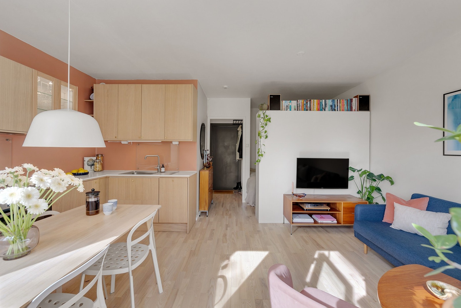 Her får du en stue med fleksible innredningsmuligheter og en sjarmerende kombinasjon av stil og funksjonalitet. Galleribilde