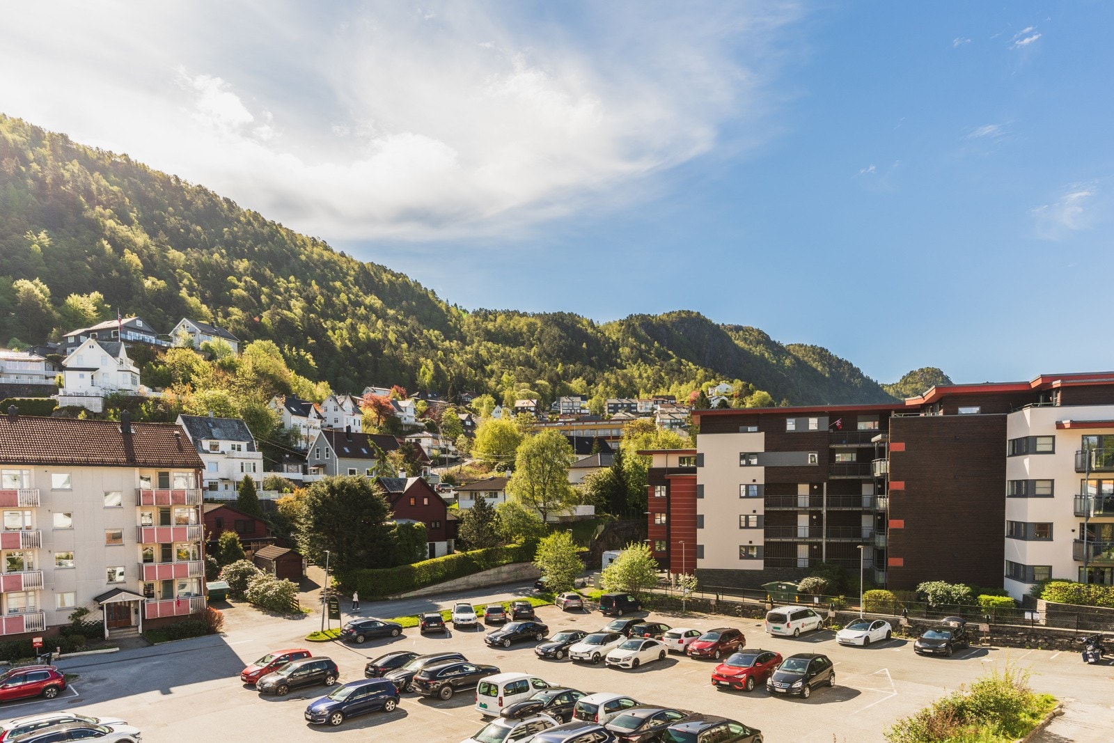 Det er etablert flere elbil-ladere på felles parkeringsplass. Galleribilde