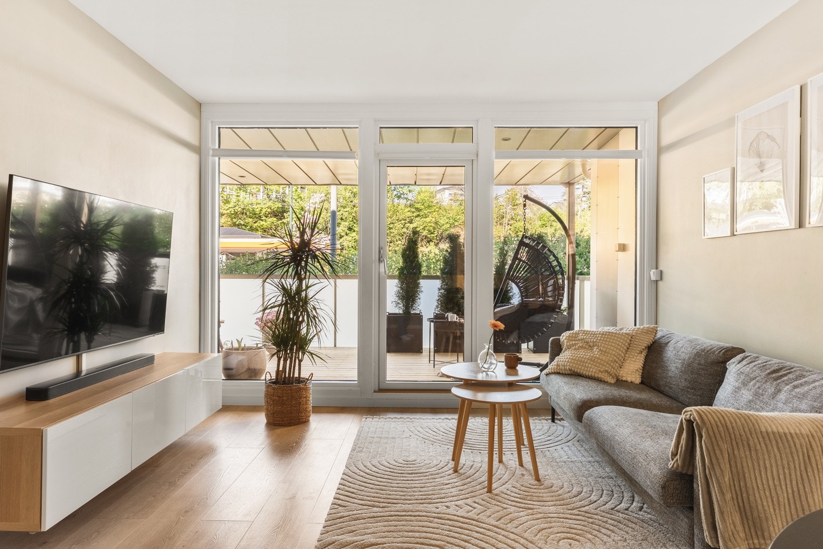 Direkte fra stuen er det utgang til leilighetens romslige balkong. Galleribilde