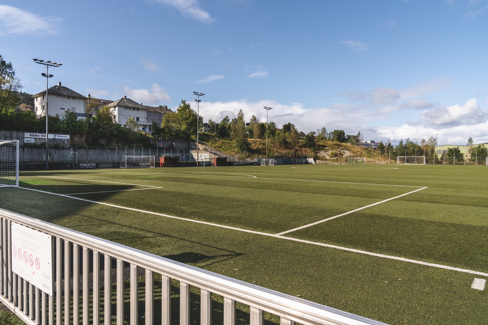 Lyngbø Idrettspark- Nærområdet. Galleribilde