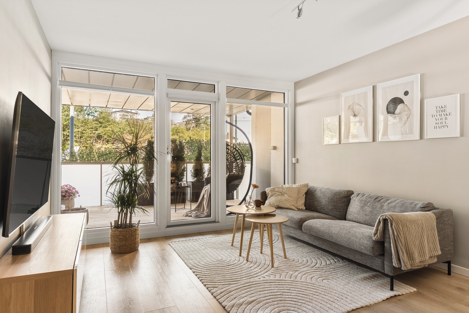 Stueområdets størrelse og planløsning gjør det mulig å møblere i ulike soner. Galleribilde