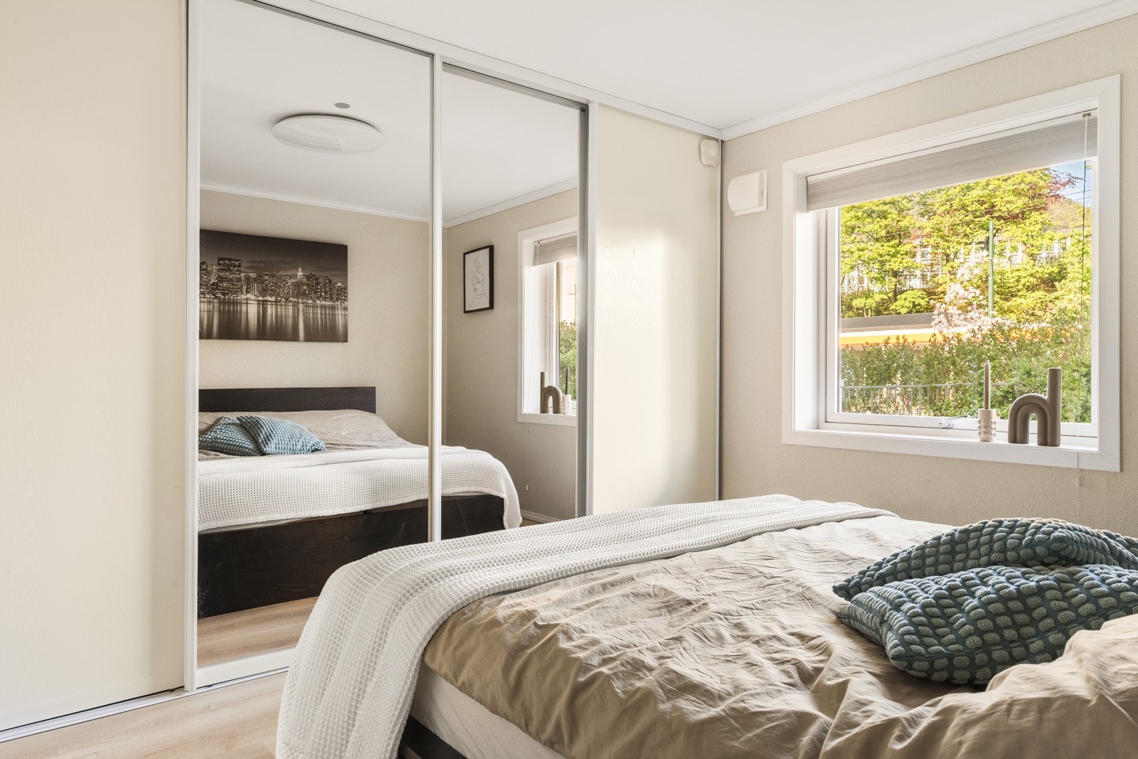 Praktisk garderobeløsning rikelig med oppbevaringsmuligheter. Galleribilde