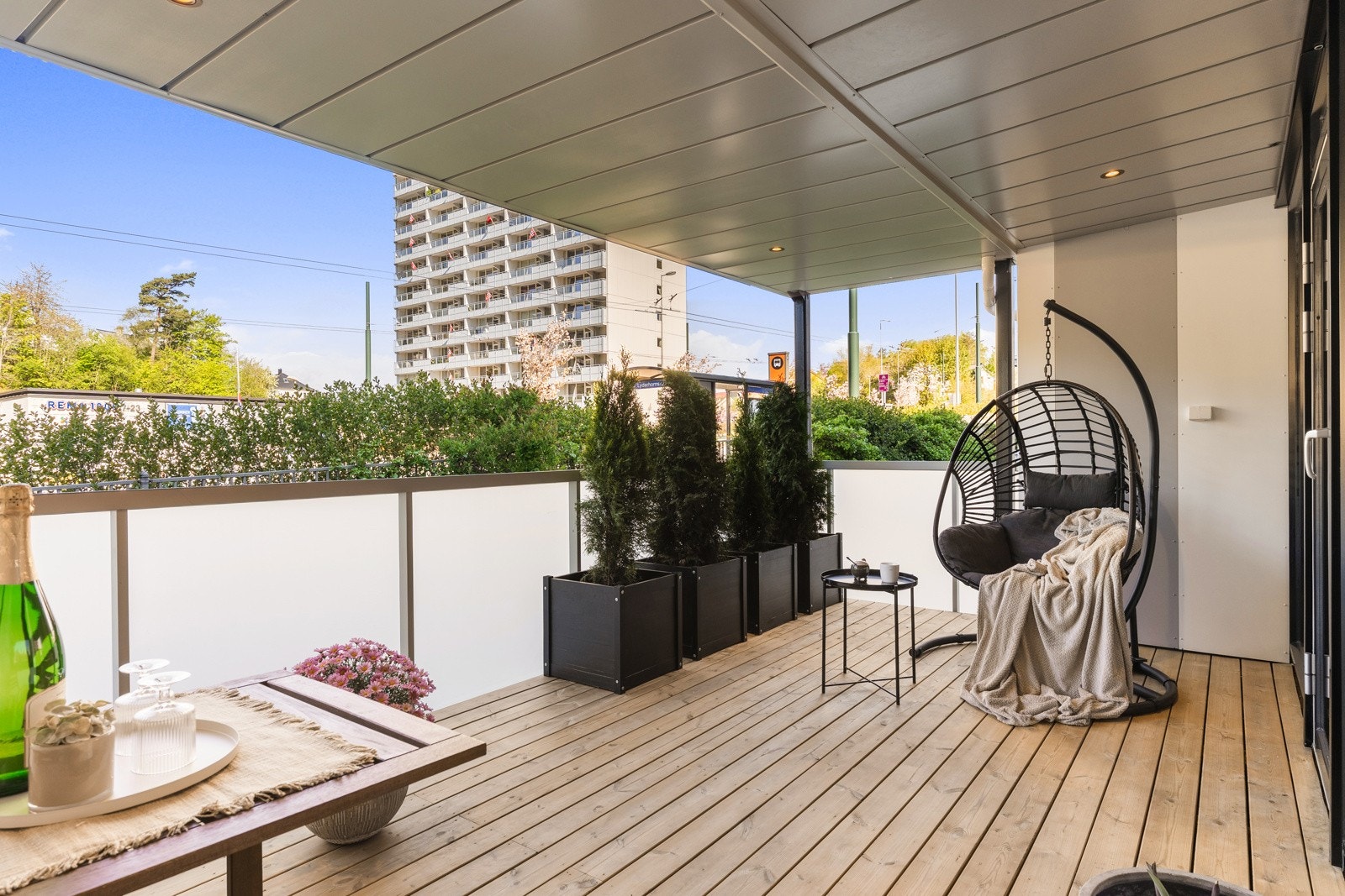 Balkongen er målt til ca. 16 kvm. Galleribilde