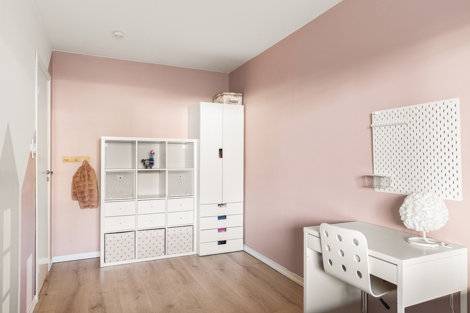 Vindusflater på soverom sørger for rikelig med dagslys inn til rommene. Galleribilde