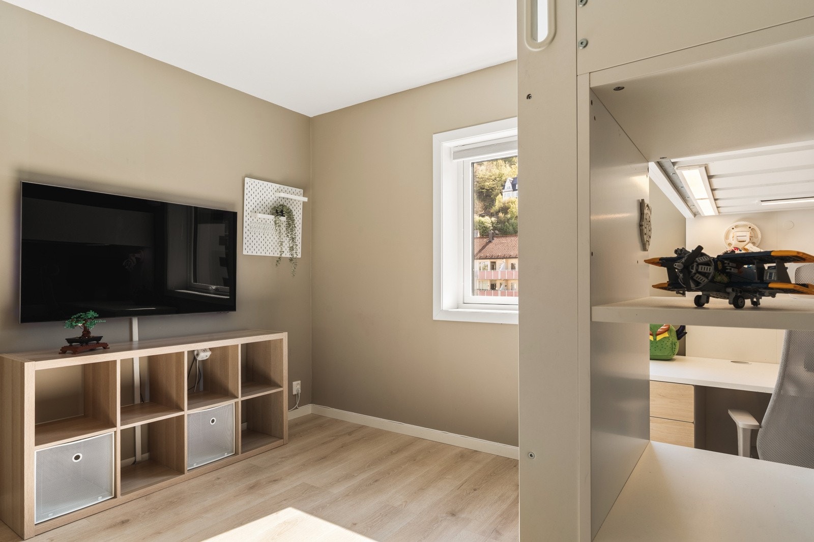 Rommene er målt til 14,1 kvm, 11 kvm og 10,2 kvm! Galleribilde