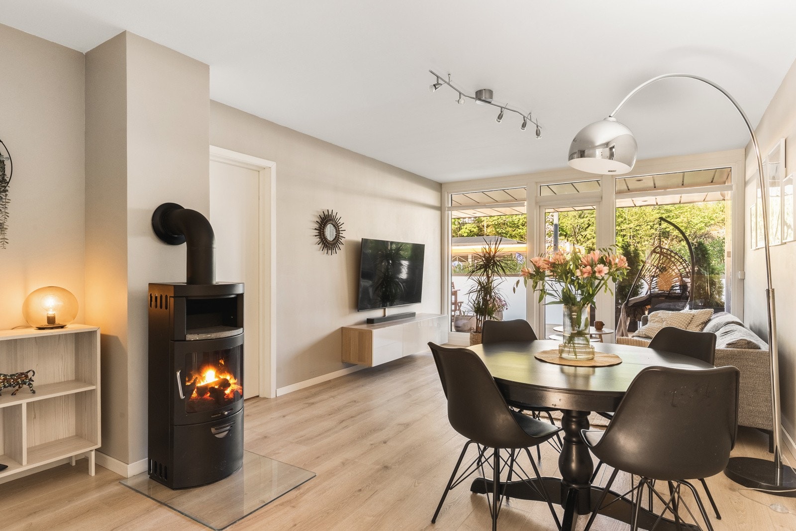 Her er det store vindusflater som slipper inn godt med naturlig lys. Galleribilde