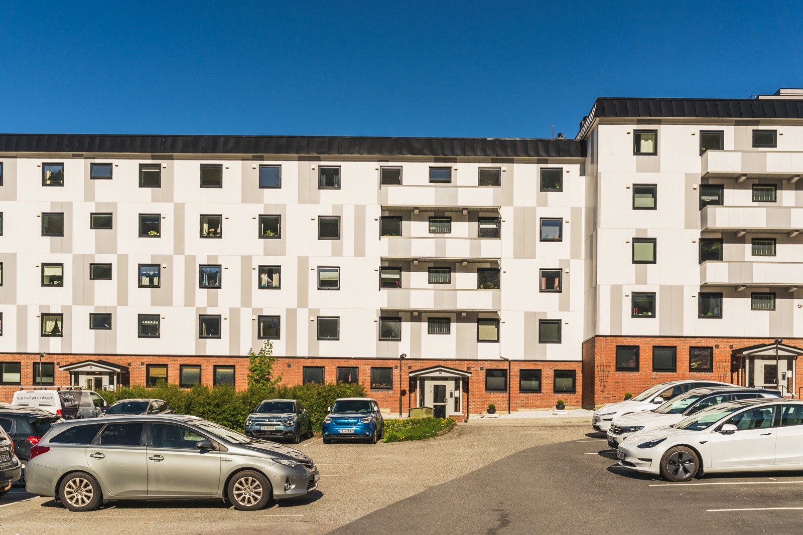 Borettslaget tar seg virkelig godt ut med nyrehabiliterte fasader og nye balkonger. Galleribilde