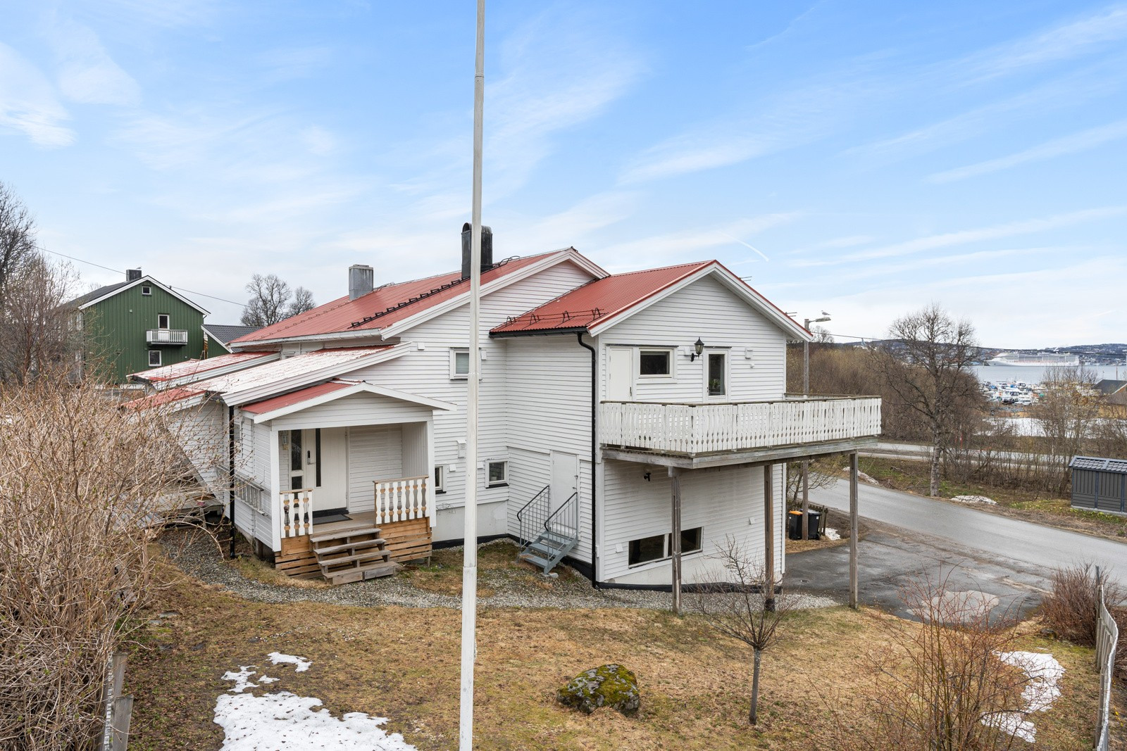 Eiendommen ligger sentralt til i Tromsdalen med nærhet til barnehage, skole, TUIL arena, lysløype og butikk.