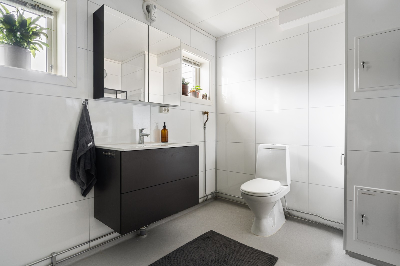 Baderom utleiedel med moderne innredning og speilskap.