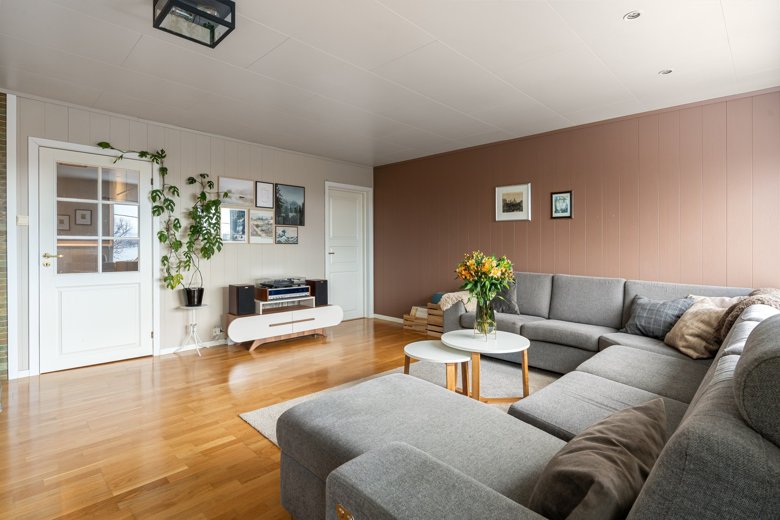 I stuen har du god plass til sofa med tilhørende møblement.