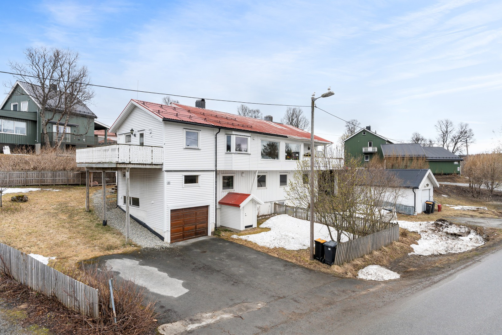 Boligen ligger i etablert og barnevennlig boligområde sentralt i Tromsdalen.