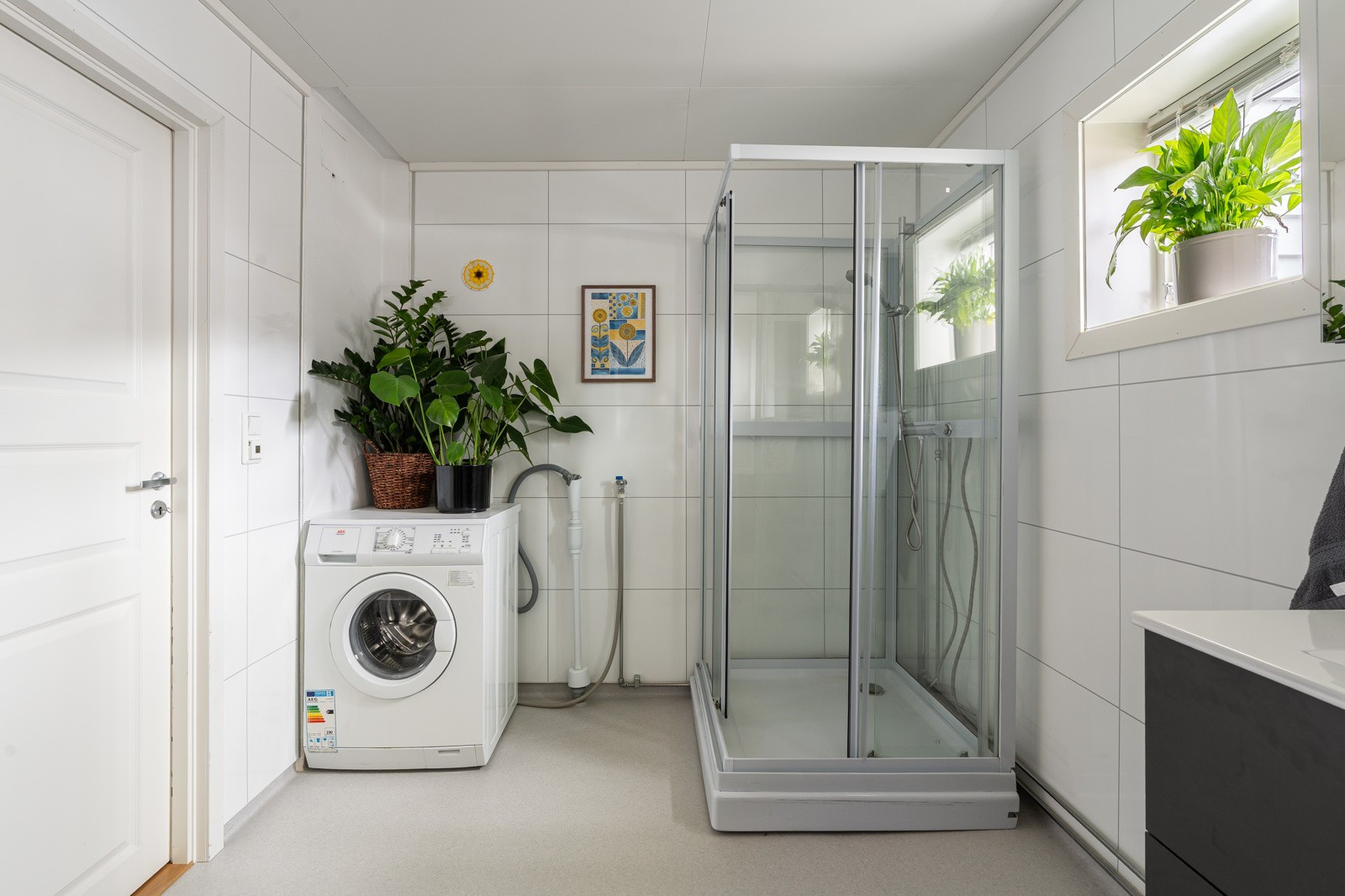 Badet er videre utstyrt med dusjkabinett og har opplegg for vaskemaskin.