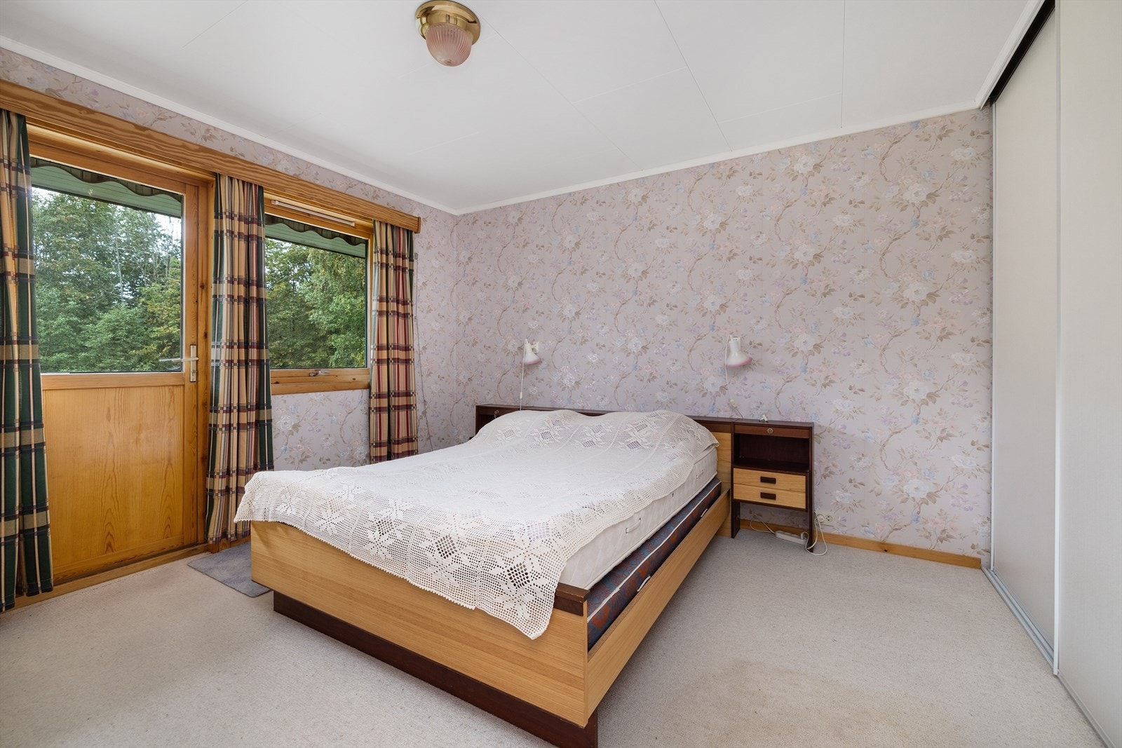 Soverom med utgang til hage og skyvedørsgarderobe. Galleribilde