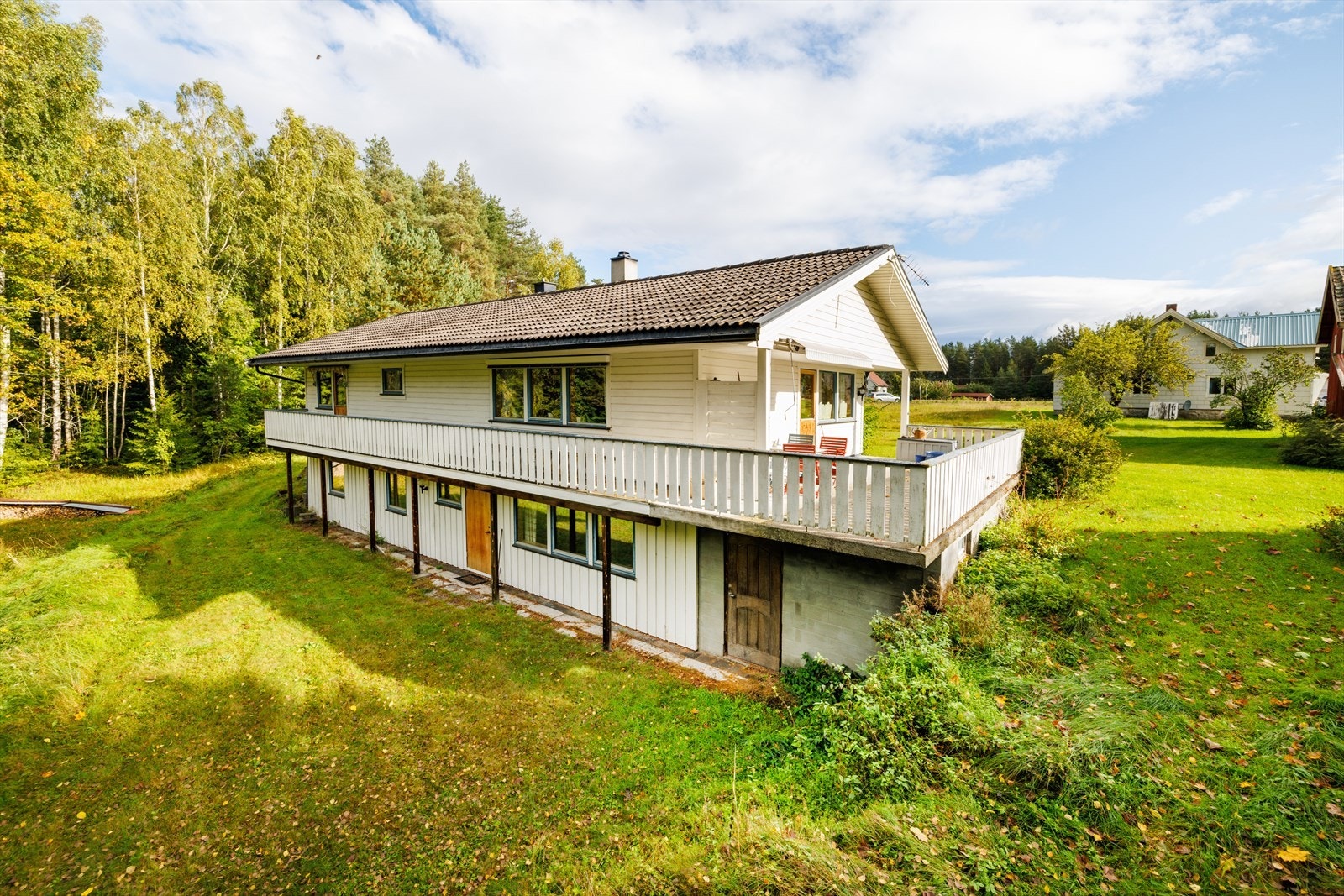 Eiendommen består av hovedhus, garasje, sidebygning, eldre låve og bryggerhus Galleribilde