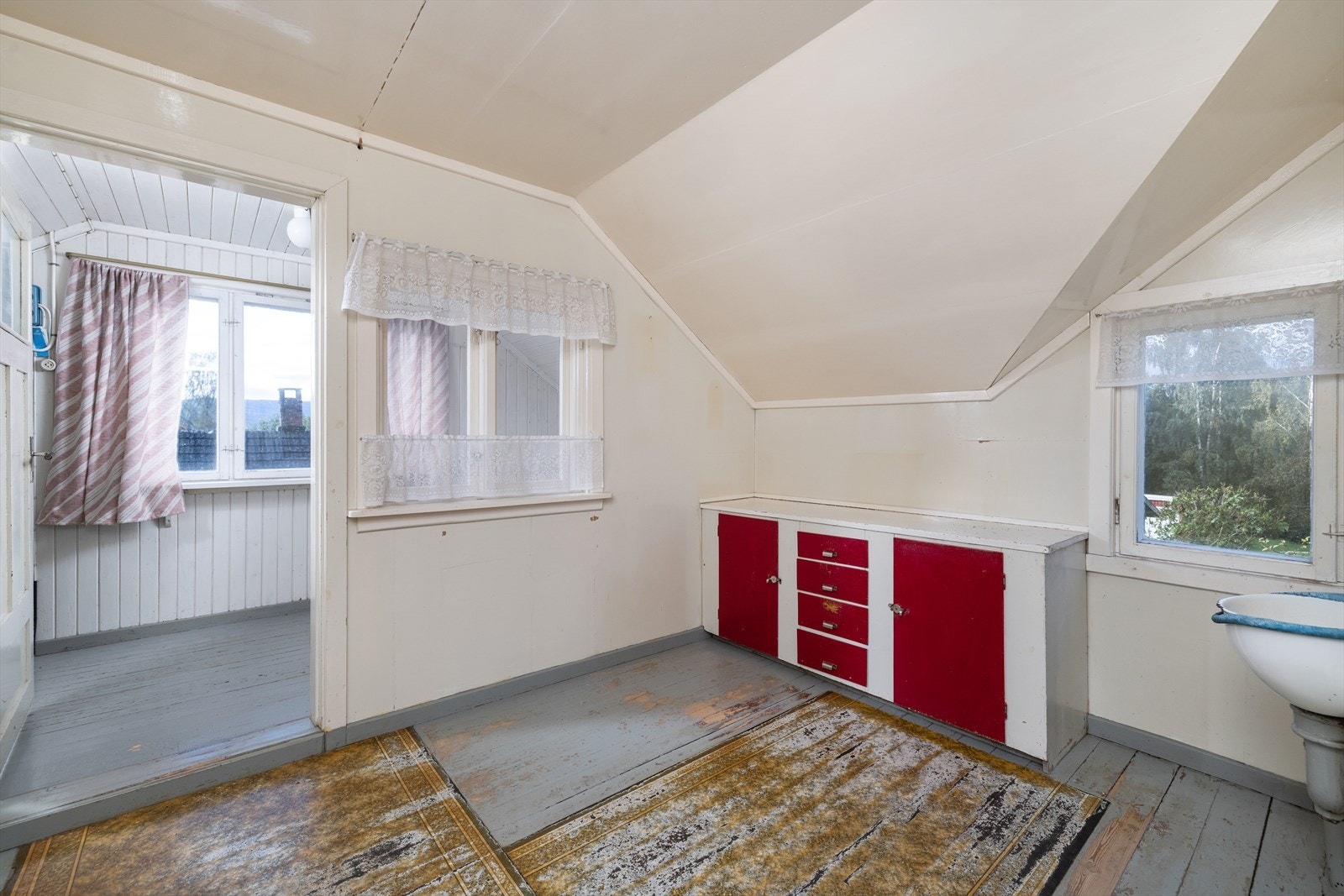 I 2. etasje er det montert et enkelt eldre benkeskap og emaljert utslagsvask. Galleribilde