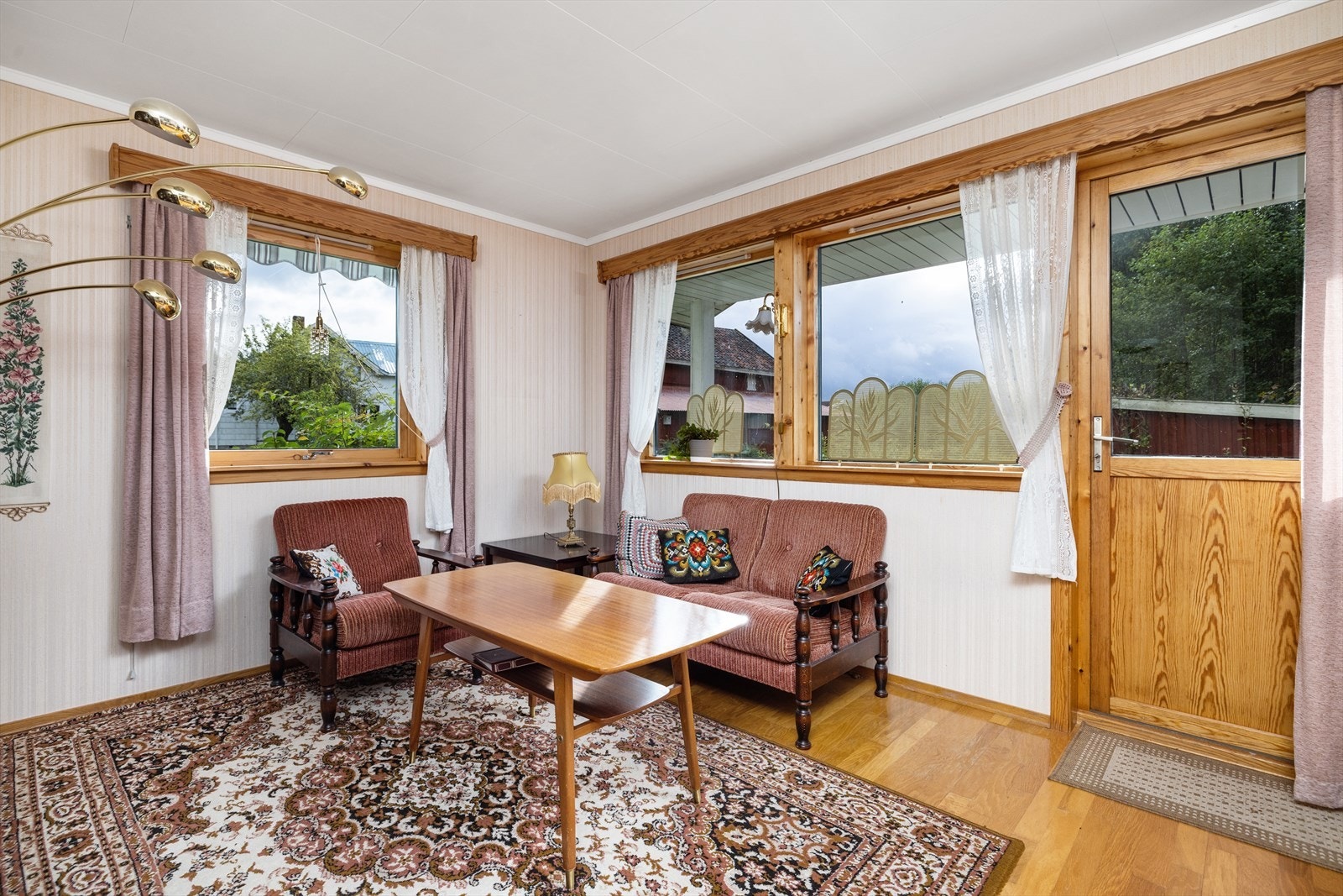 Fra stua er det utgang til hage. Galleribilde