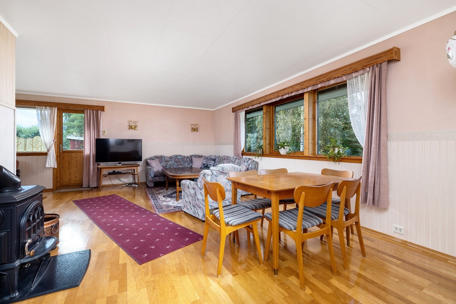 Lys stue med peisovn. Galleribilde