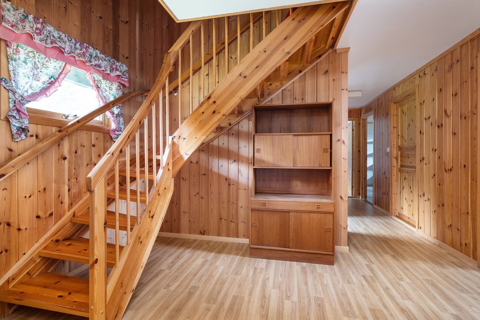 Romslig hall med trapp. Galleribilde