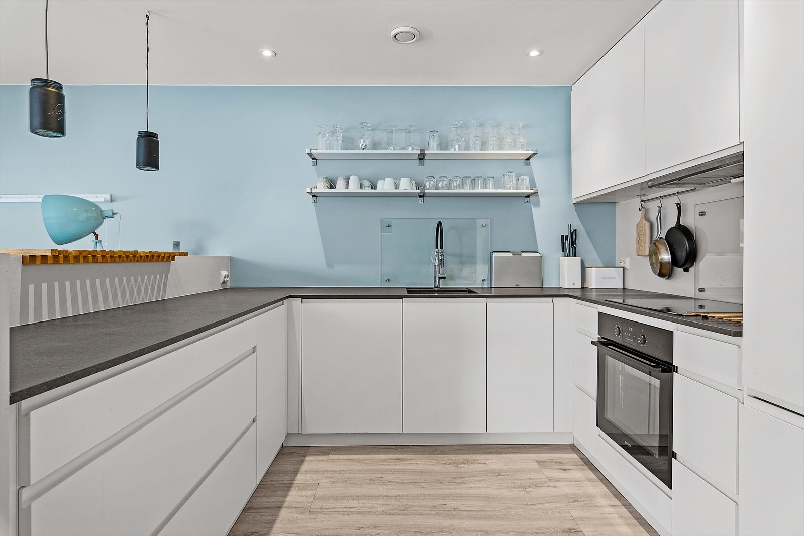 Godt med skap og benkplass på kjøkkenet Galleribilde