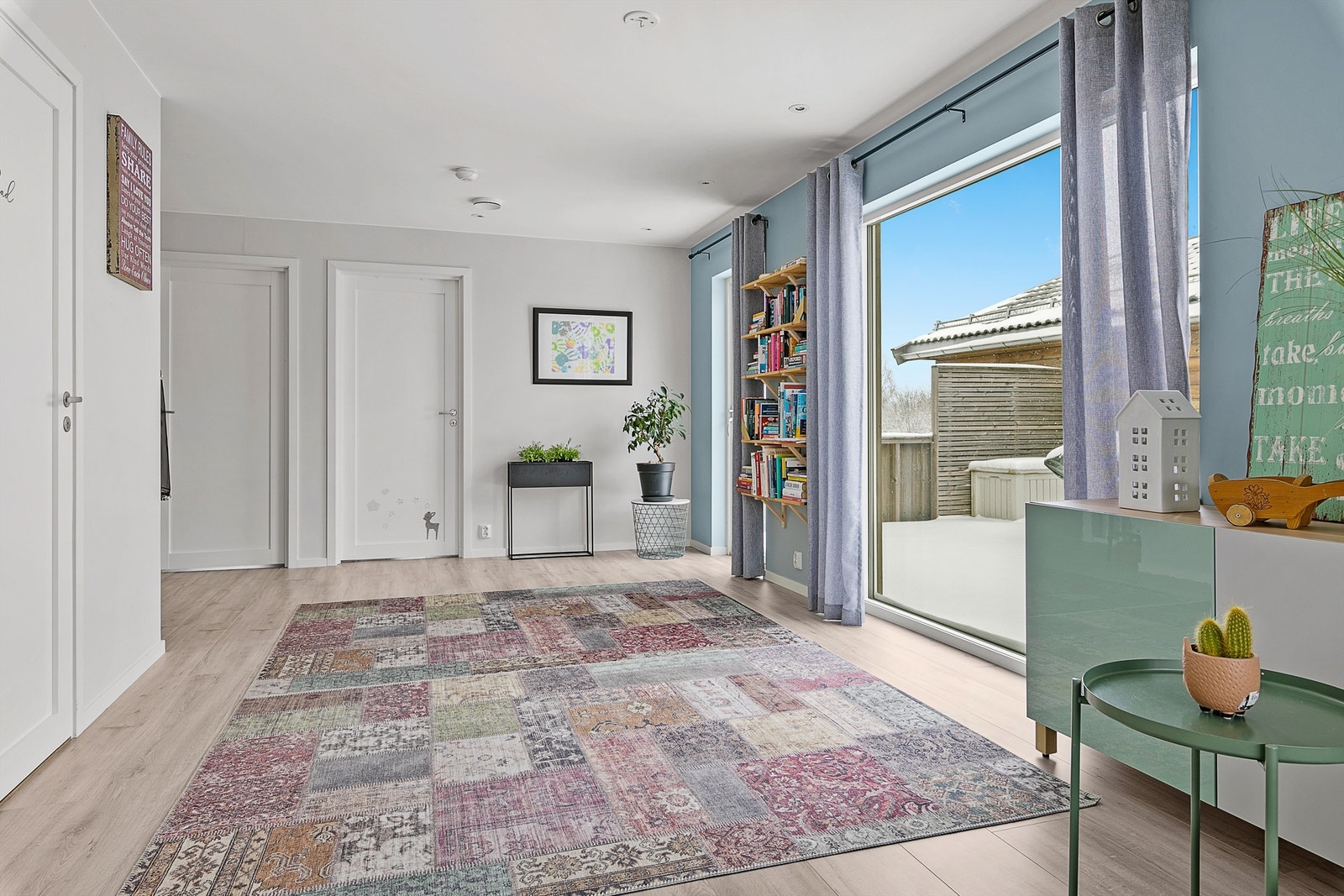 Romslig og åpent i 2 etg. Utgang til terrasse Galleribilde