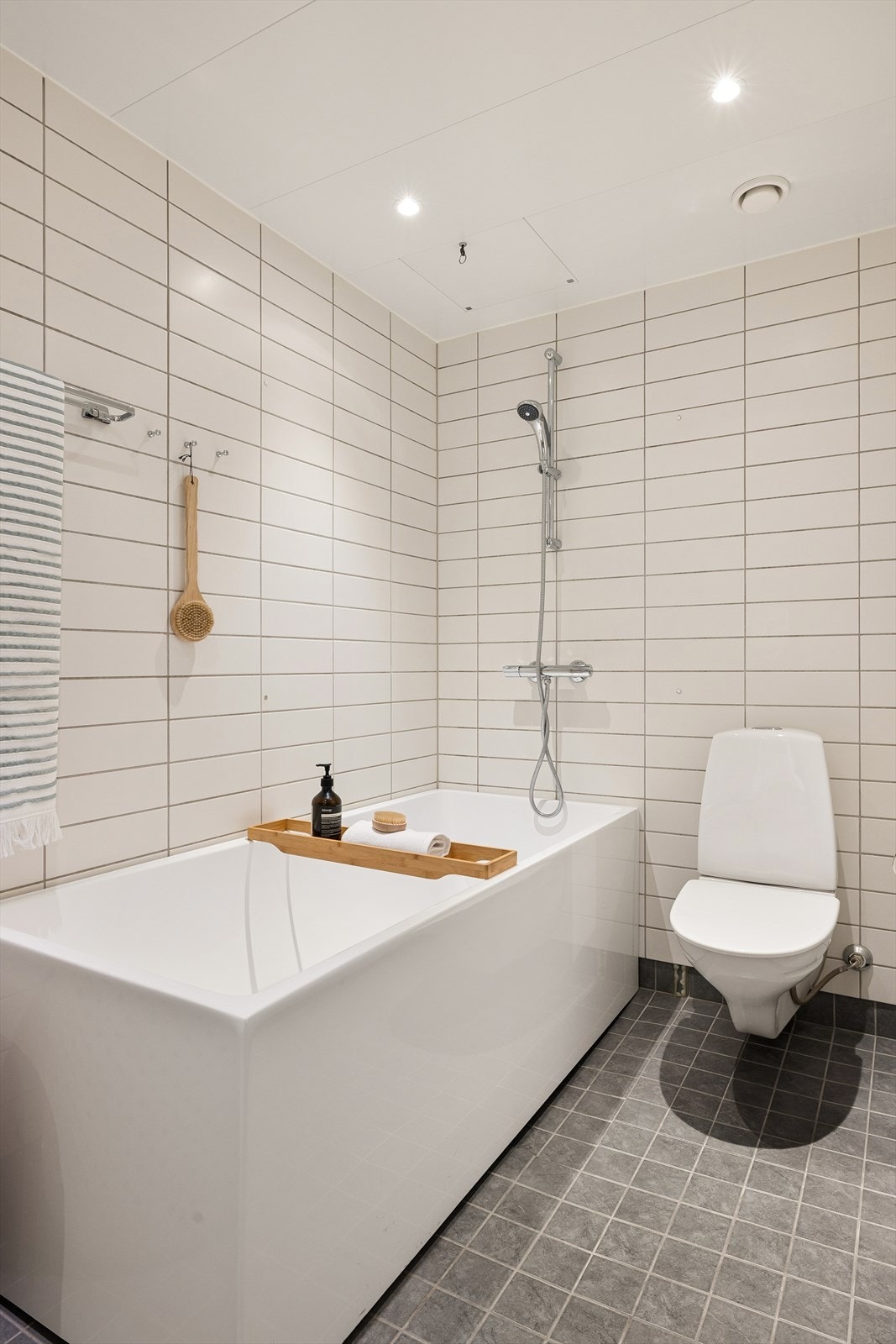 Badet er flislagt med gulvvarme. Galleribilde