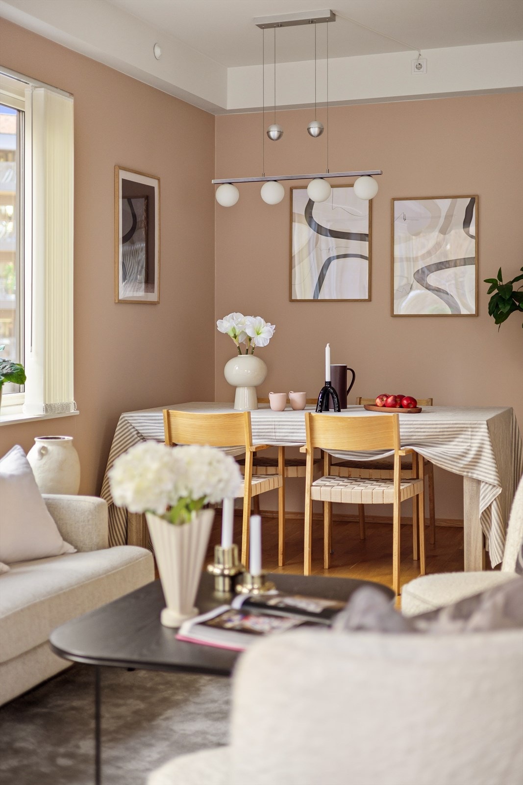 Leiligheten er malt i delikate og tidsriktige farger som skaper en innbydende atmosfære. Galleribilde