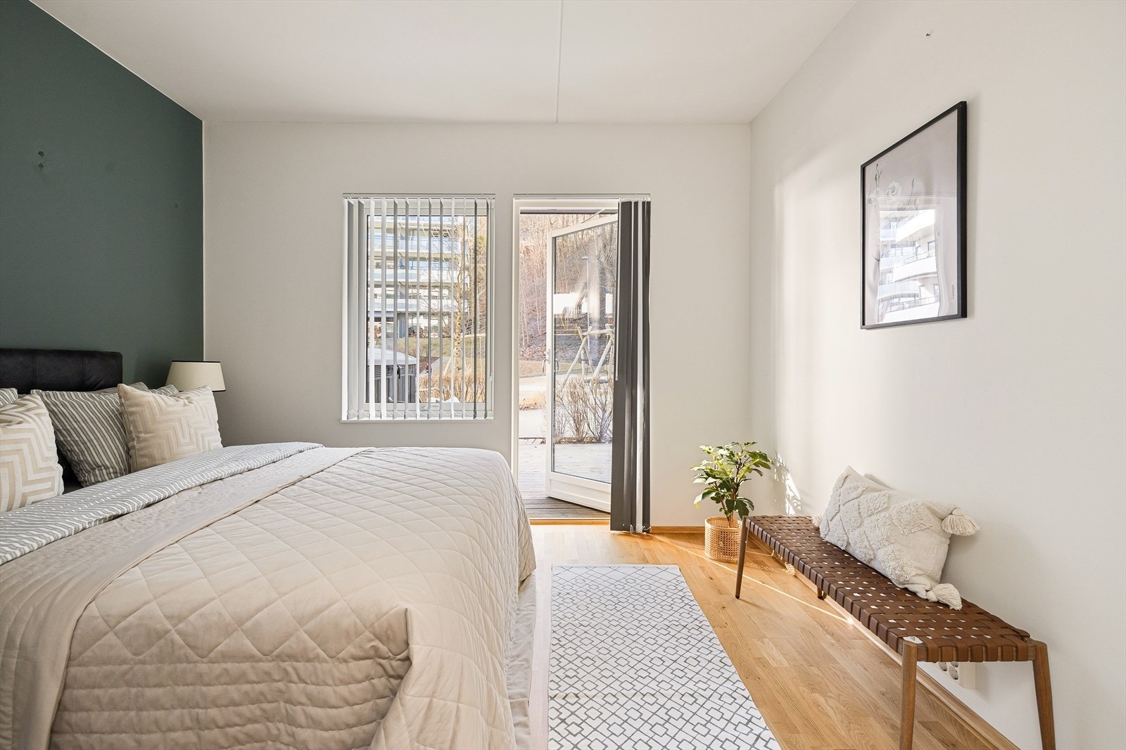 Fra hovedsoverommet er det direkte adkomst til markterrassen. Galleribilde