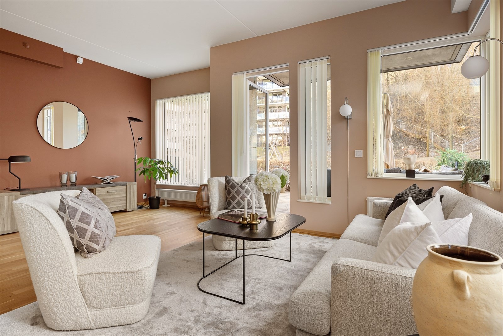 Romslig stue med plass til sofa og tilhørende møblement. Her er det god plass til å invitere gjester og skape hyggelige sosiale sammenkomster. Galleribilde