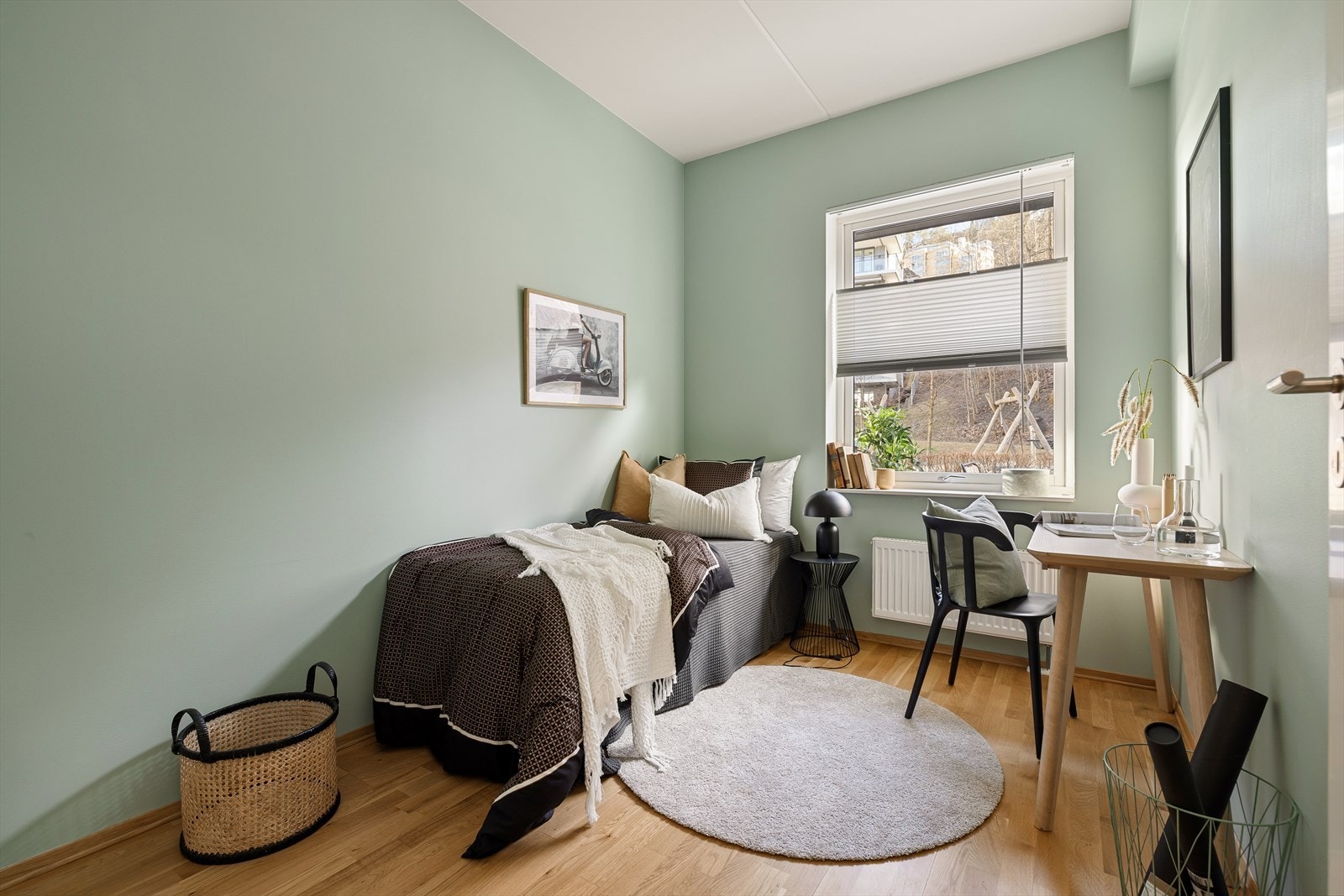 Soverom to har plass til seng, pult og tilhørende møblement. Galleribilde