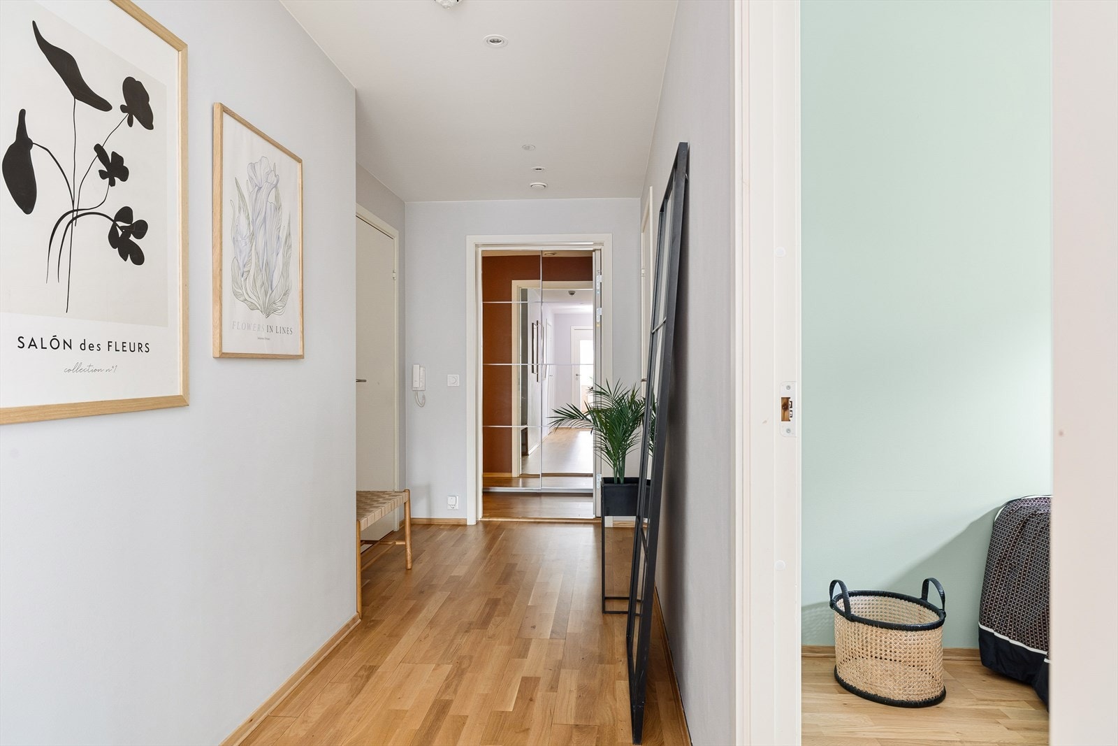 Innbydende entré med god plass til sko og yttertøy. Galleribilde