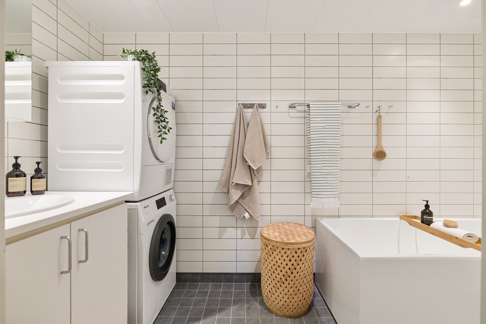 Tidløst flislagt bad fra byggeår (2016). Galleribilde