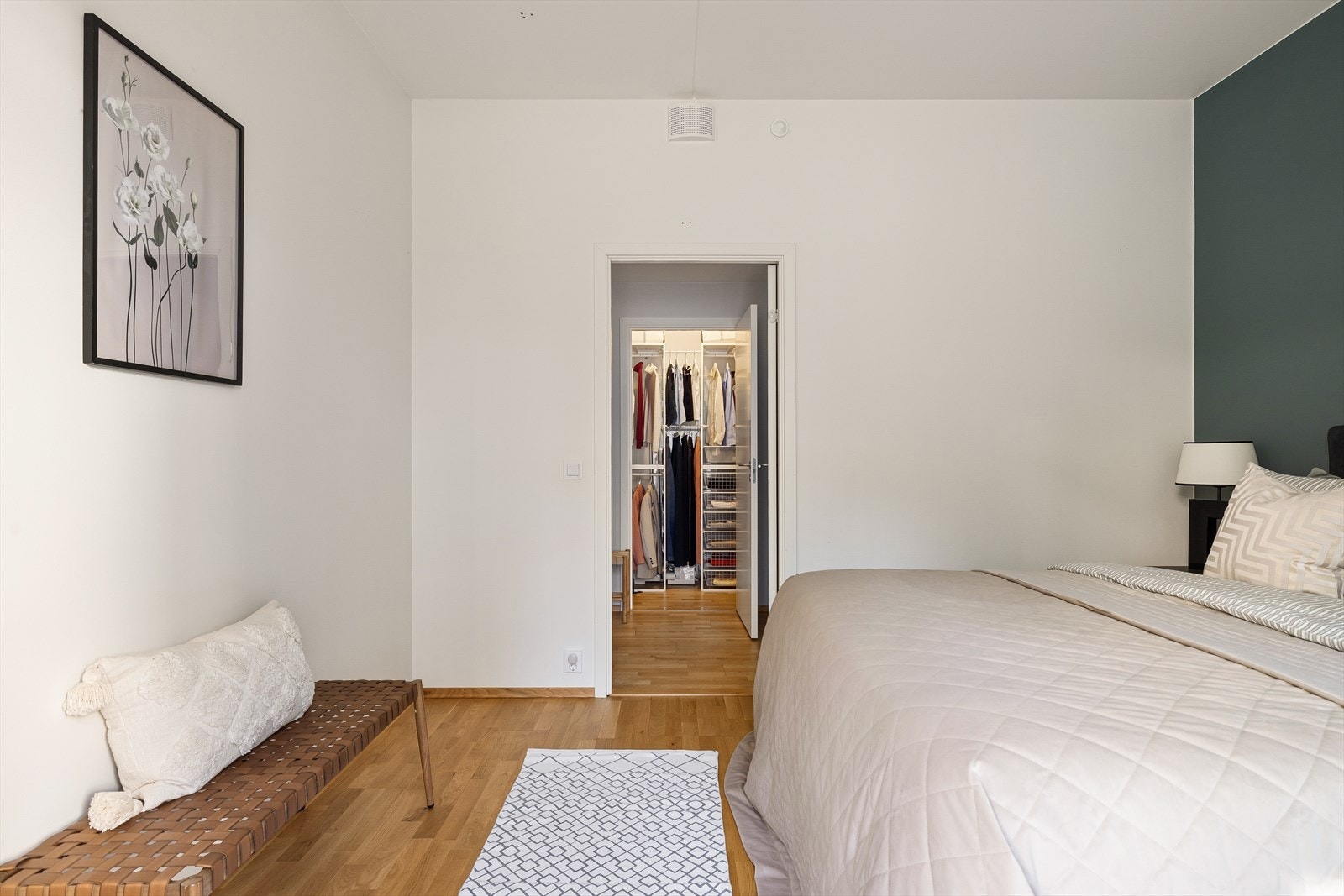 Rett over gangen fra hovedsoverommet ligger en innvendig bod som er omgjort til en romslig walk-in garderobe. Galleribilde