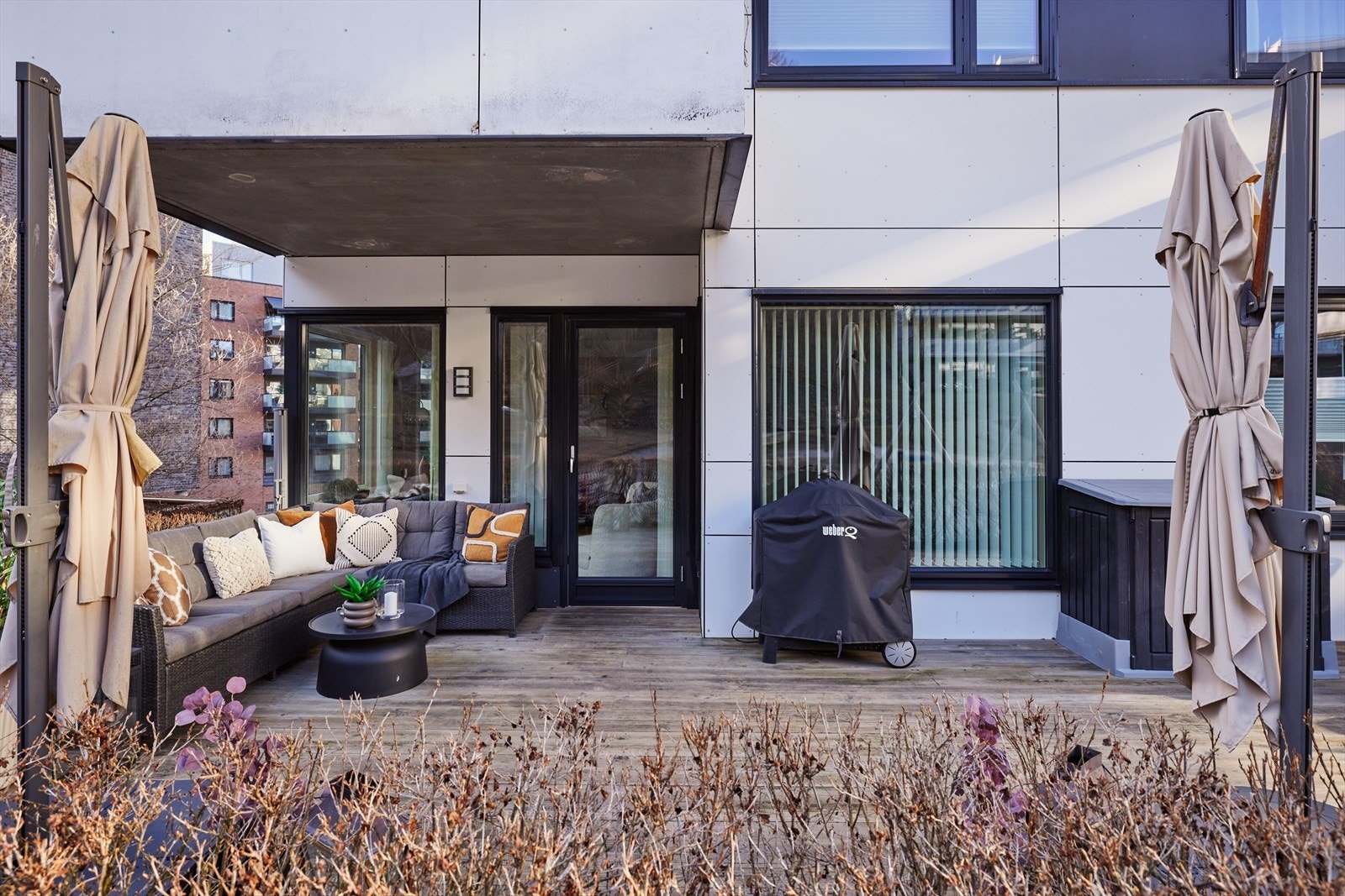 Markterrassen er hele 61 kvm og strekker seg utenfor hoveddel og utleiedel, med skillevegg mellom enhetene. Galleribilde