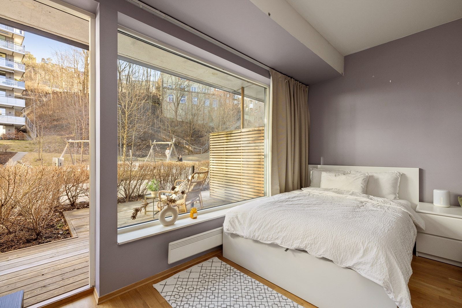 God plass til seng og tilhørende møblement. Galleribilde