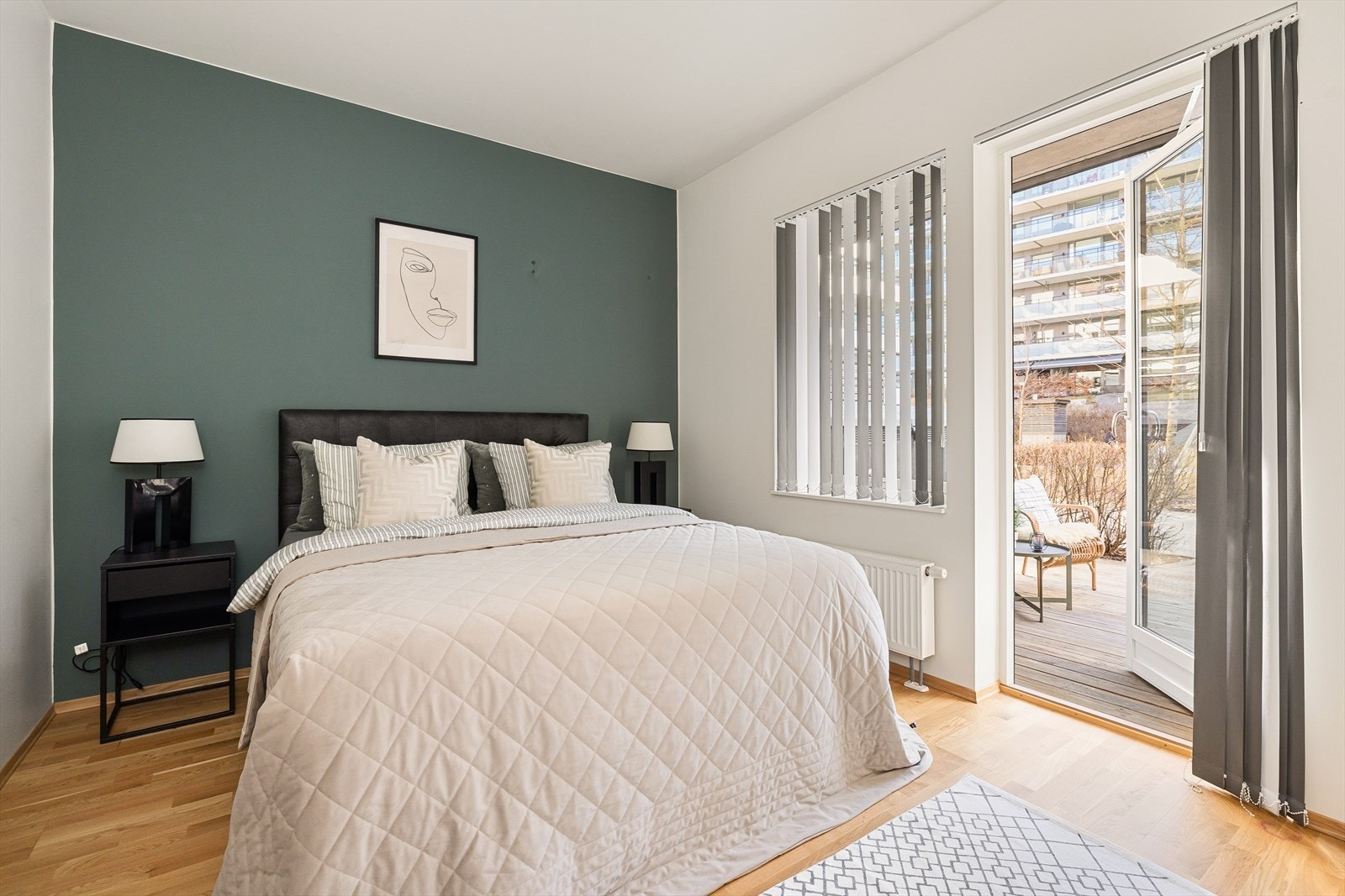 Hovedsoverom er av god størrelse med plass til dobbeltseng og tilhørende møblement. Galleribilde