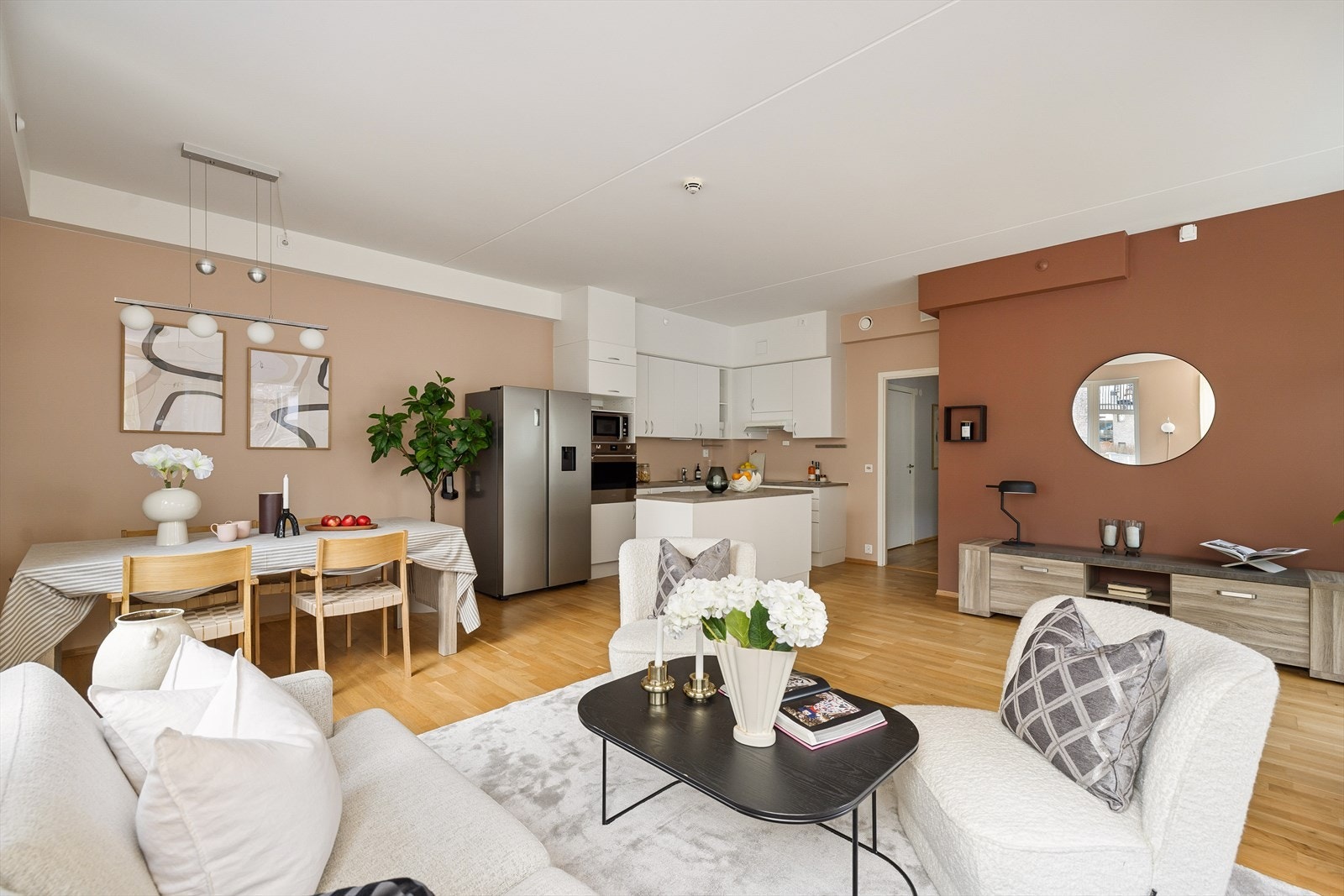 Åpen stue- og kjøkkenløsningen som gir god plass til flere sosiale soner. Galleribilde