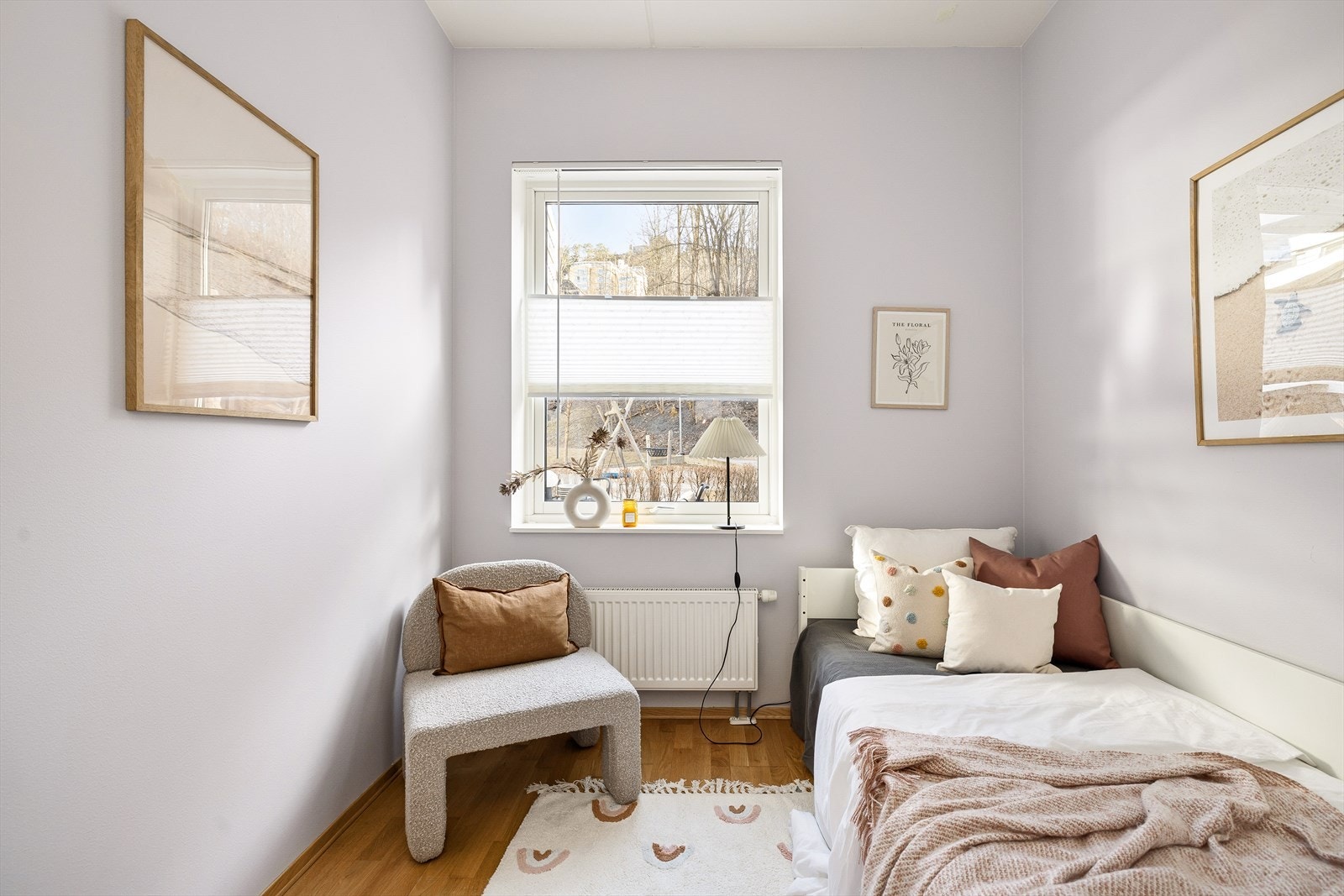 Stort vindu som slipper inn rikelig med lys. Galleribilde