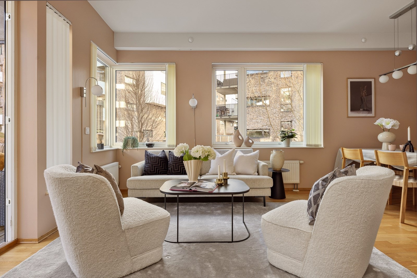 Lys, lekker og moderne 4-roms hjørneleilighet med hybeldel. Galleribilde