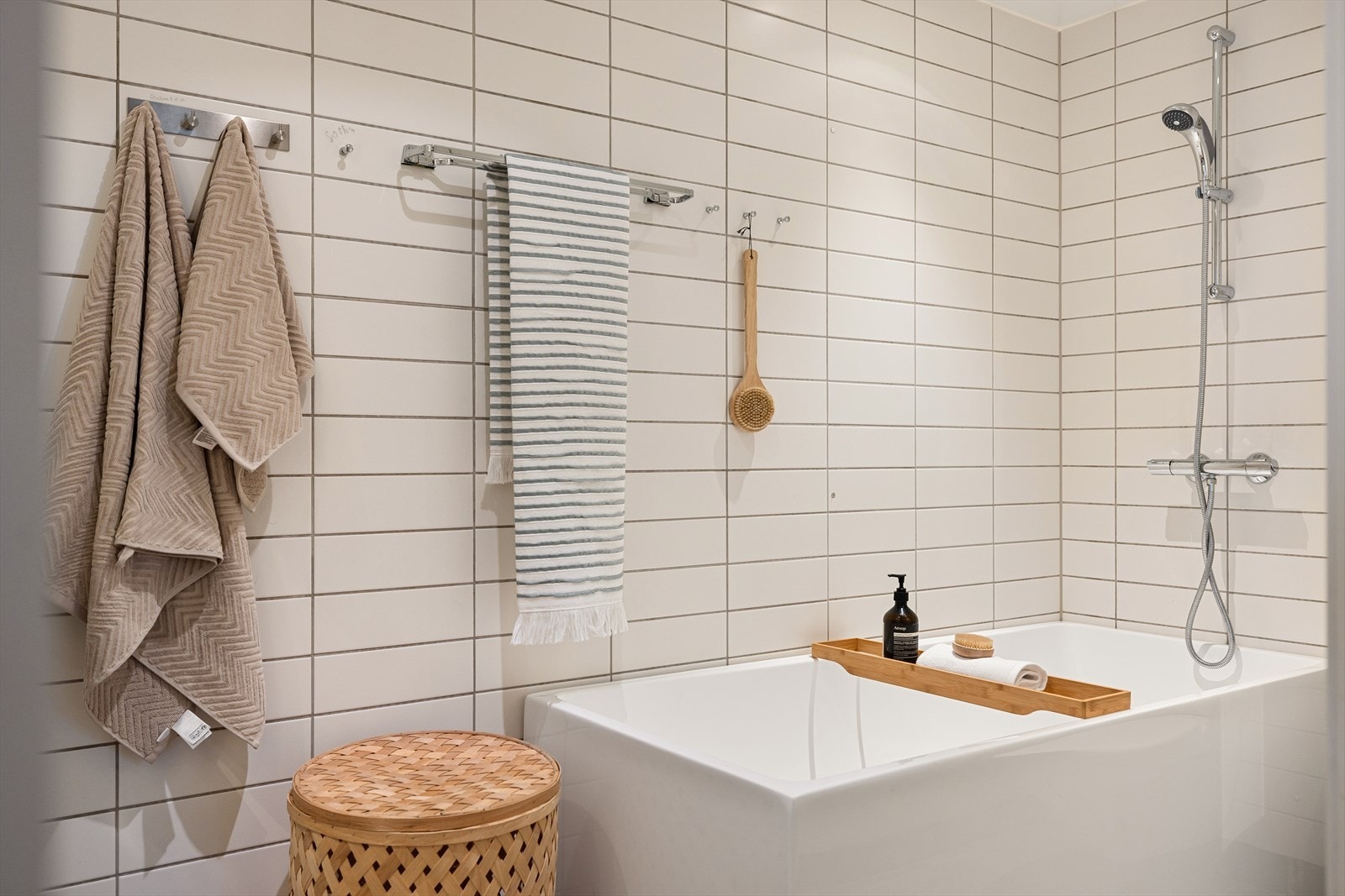 Romslig bad med plass til badekar. Galleribilde