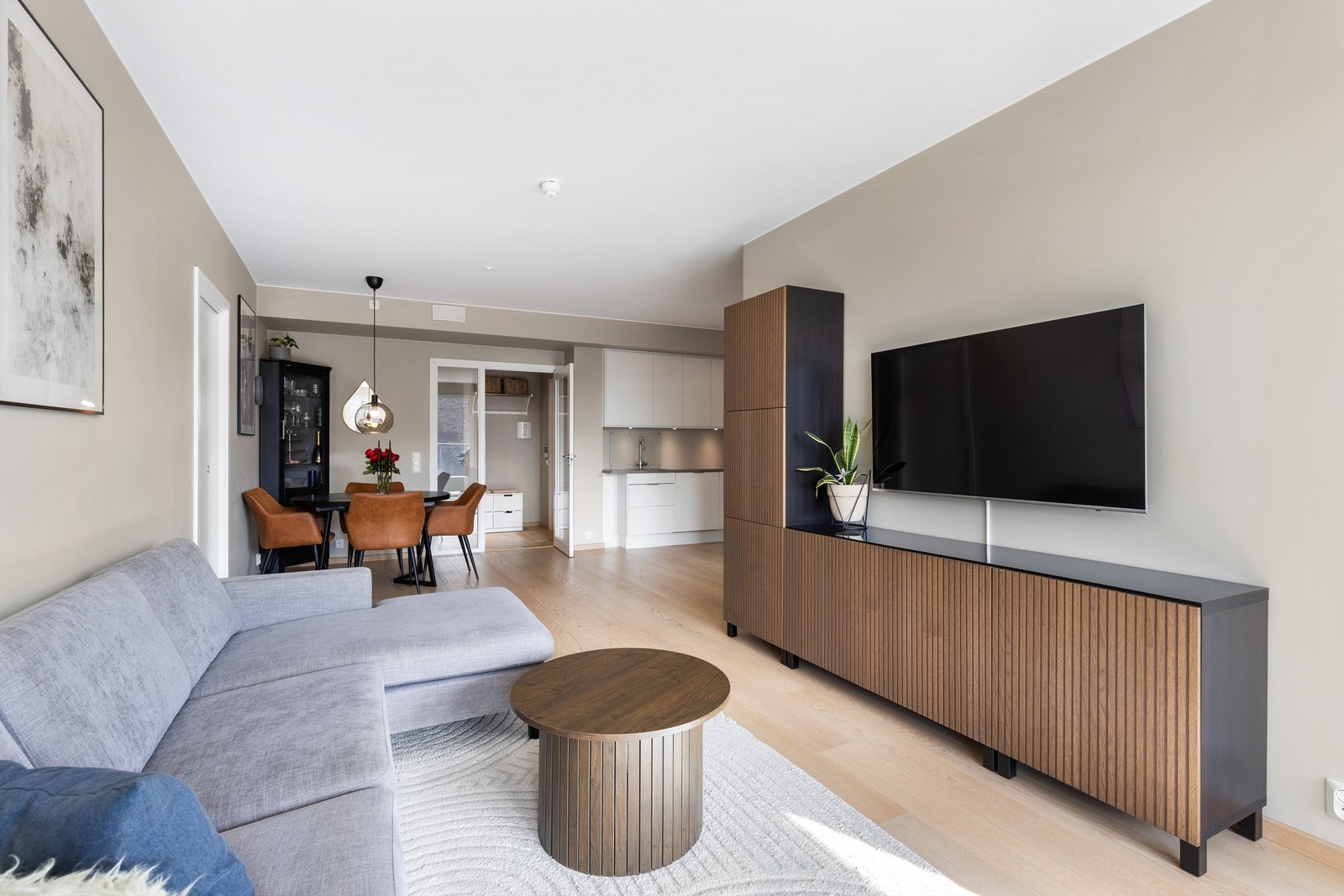 En stilfull og gjennomgående 3-roms med god planløsning i bygg fra 2020. Galleribilde