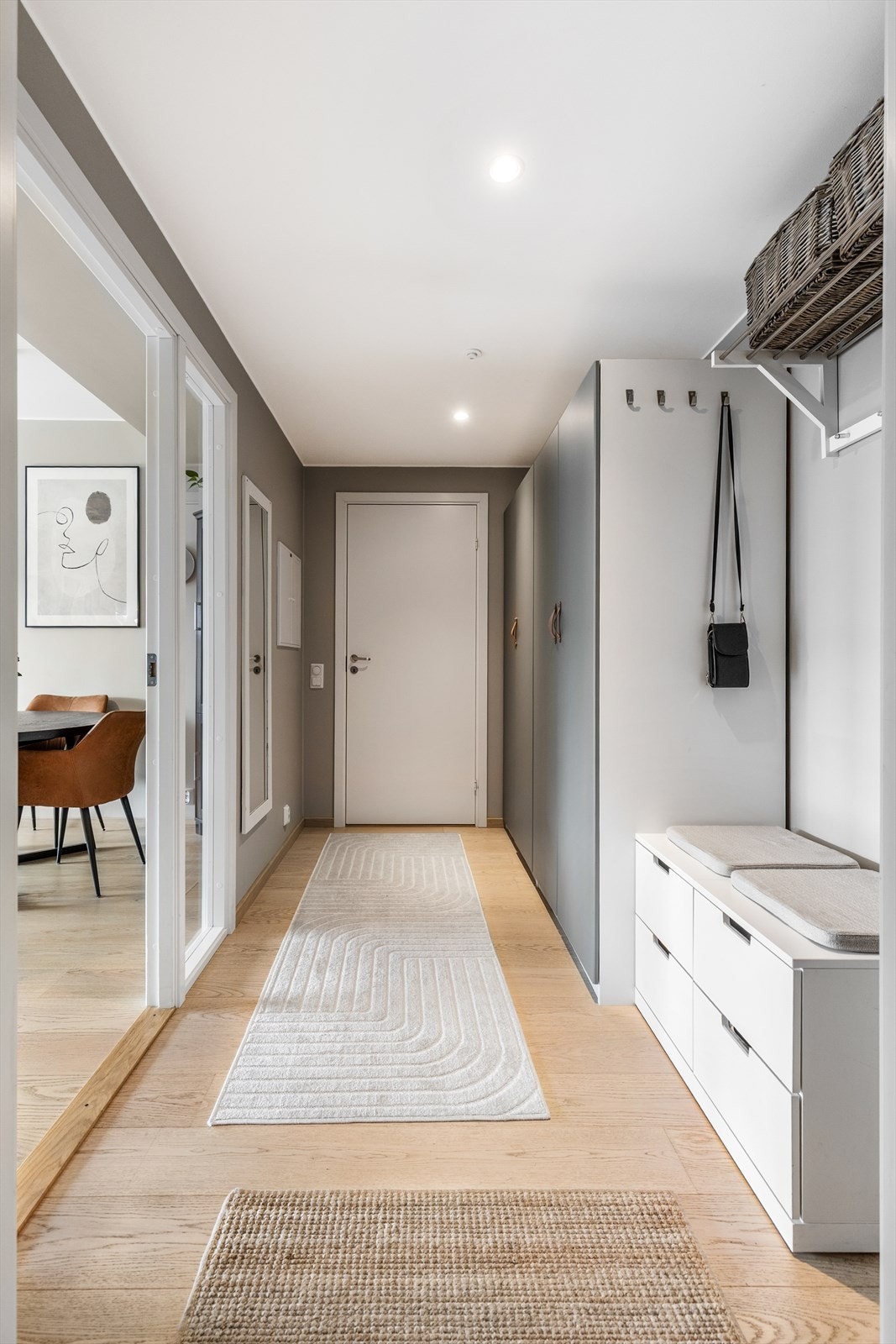 Velkommen inn i boligen. Entréen er innbydende og gir et godt førsteinntrykk. Det er godt med oppbevaringsplass i et romslig garderobeskap. Galleribilde